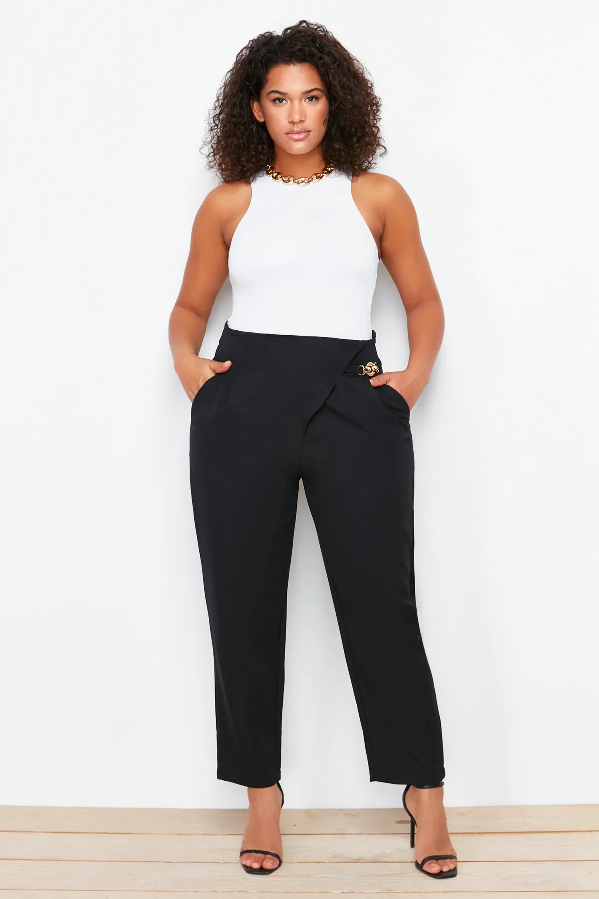 Trendyol Curve  Schwarze gewebte Hose TBBSS24AR00003