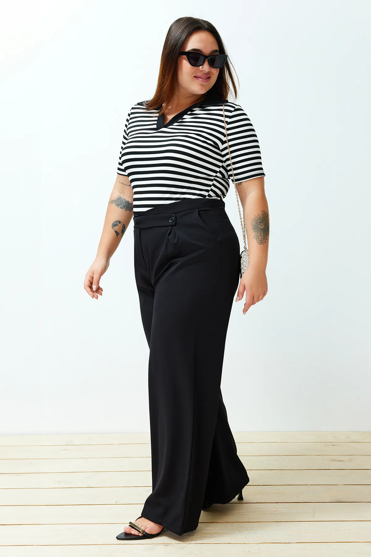 Trendyol Curve  Schwarz-weiß gestreifte, taillierte Strickbluse TBSSS24AF00022
