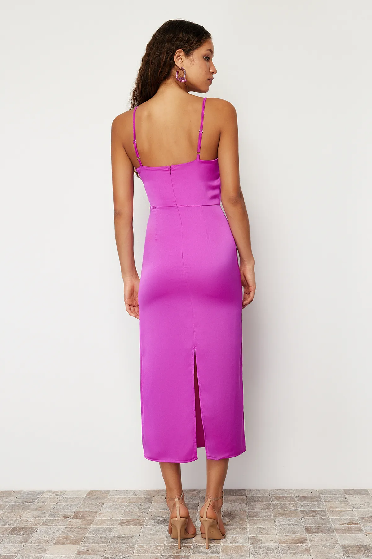 Trendyol Collection  Fuchsiafarbenes Kleid aus gewebtem Satin mit Trägern TPRSS24EL00090