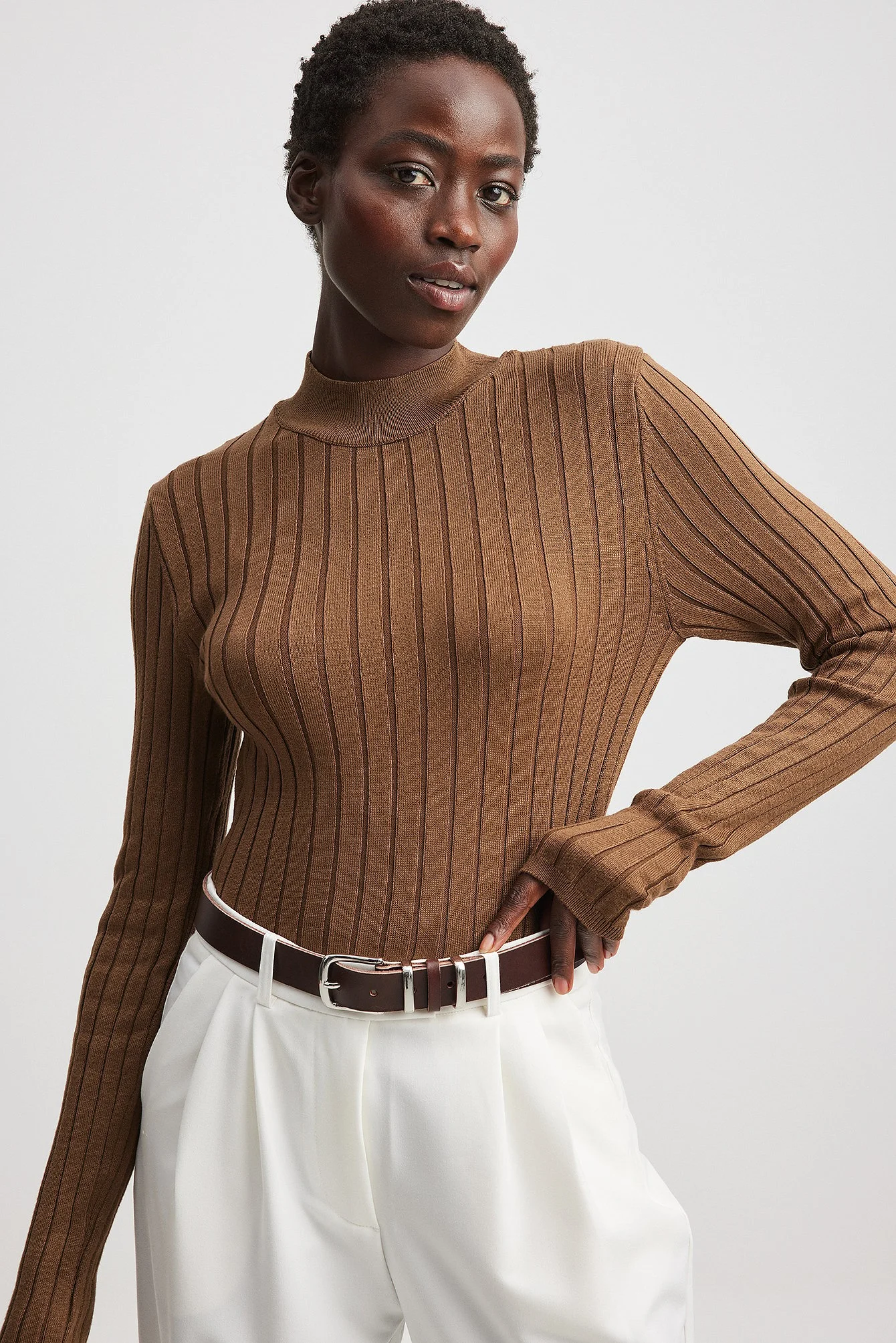 Gerippter Strickpullover mit hohem Ausschnitt