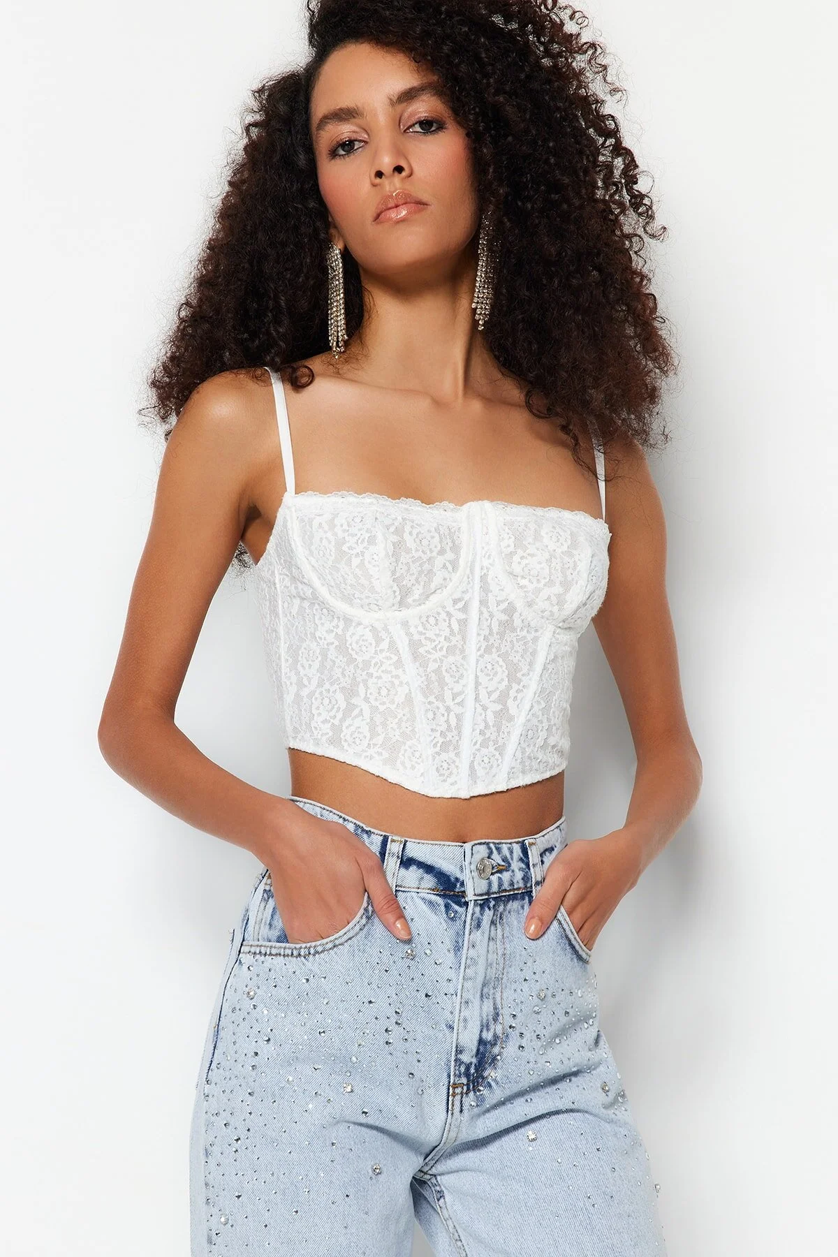 Trendyol Collection  Ecrufarbenes, bauchfreies, gefüttertes Korsett mit detailliertem Spitzen-Bustier TPRAW23BS00062