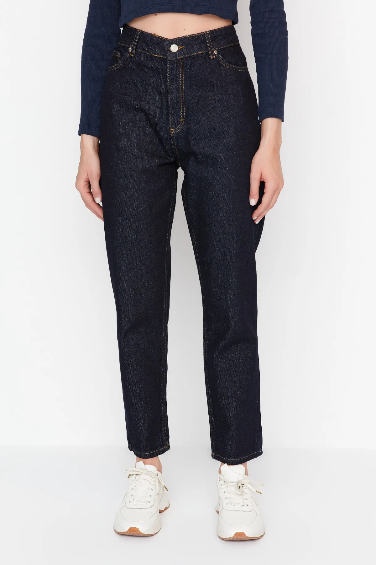 Trendyol Collection  Dunkelblaue, nachhaltigere Mom-Jeans mit hoher Taille TWOAW23JE00369