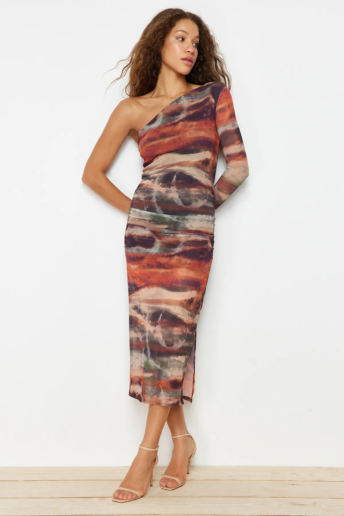 Trendyol Collection  Mehrfarbiges, figurbetontes, drapiertes One-Shoulder-Maxi-Strickkleid mit Tüllfutter TWOSS23EL01799