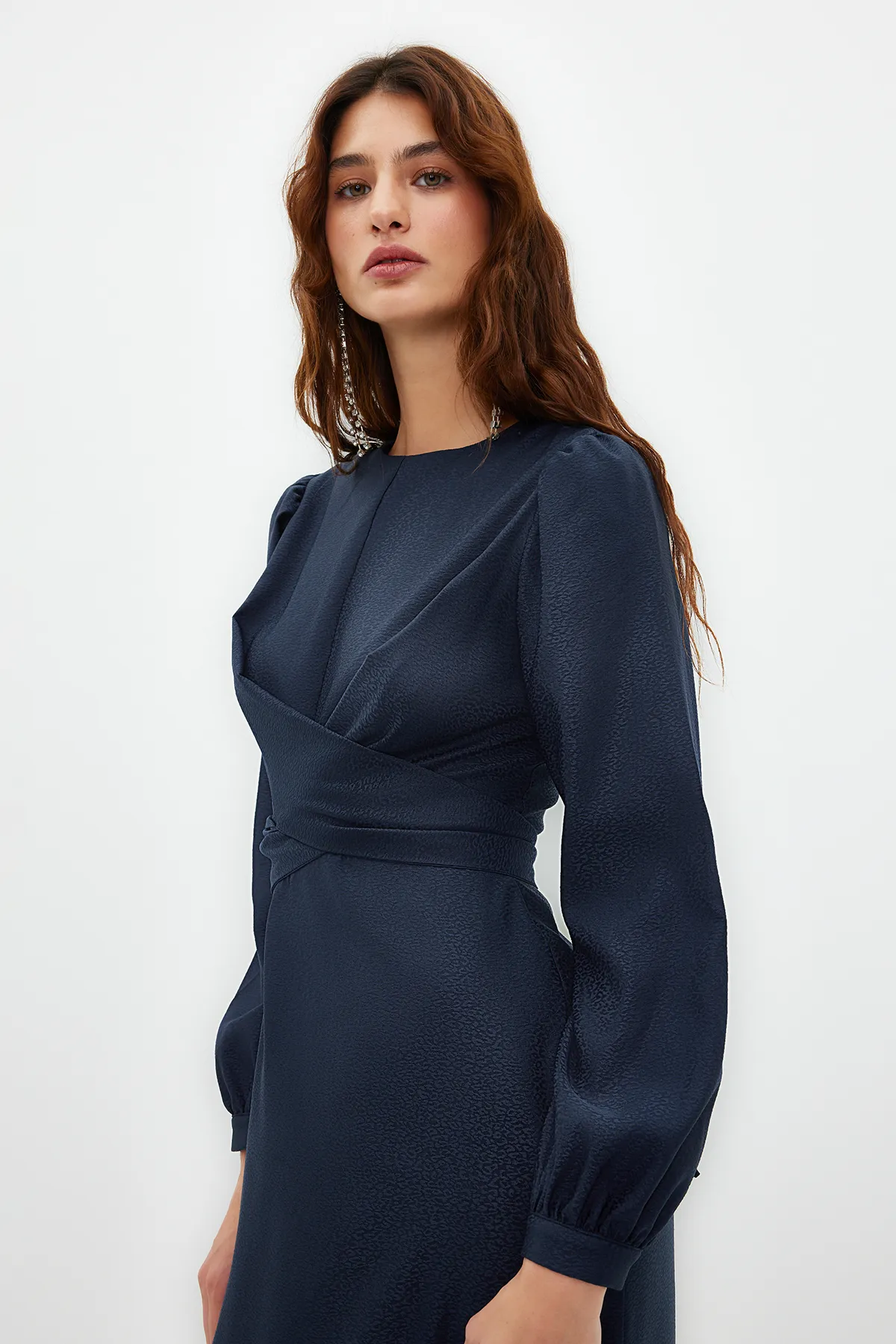 Trendyol Modest  Marineblaues, zweireihiges, selbstgemustertes Abendkleid TCTSS24DB00021