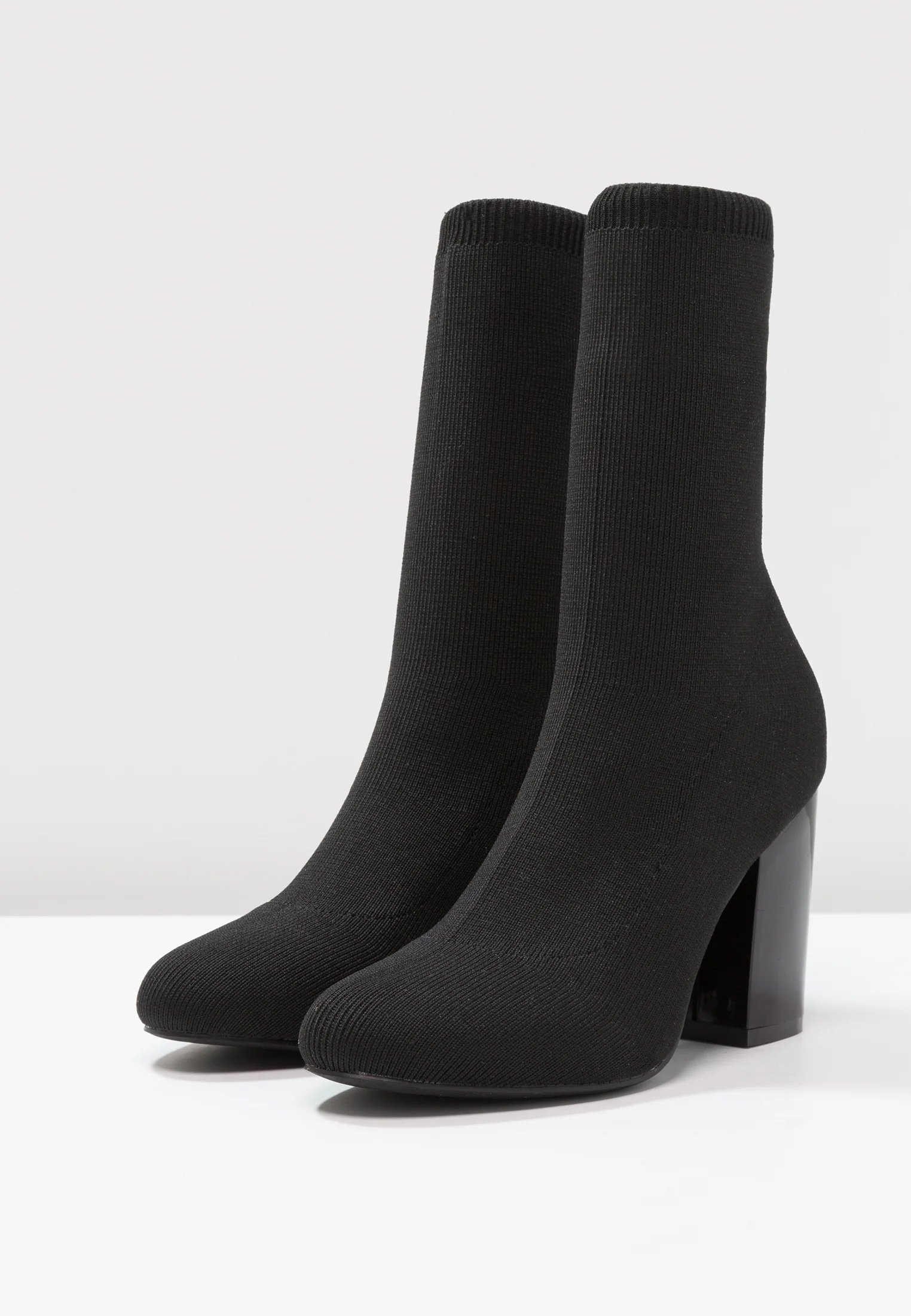 Botines de tacón par e impar