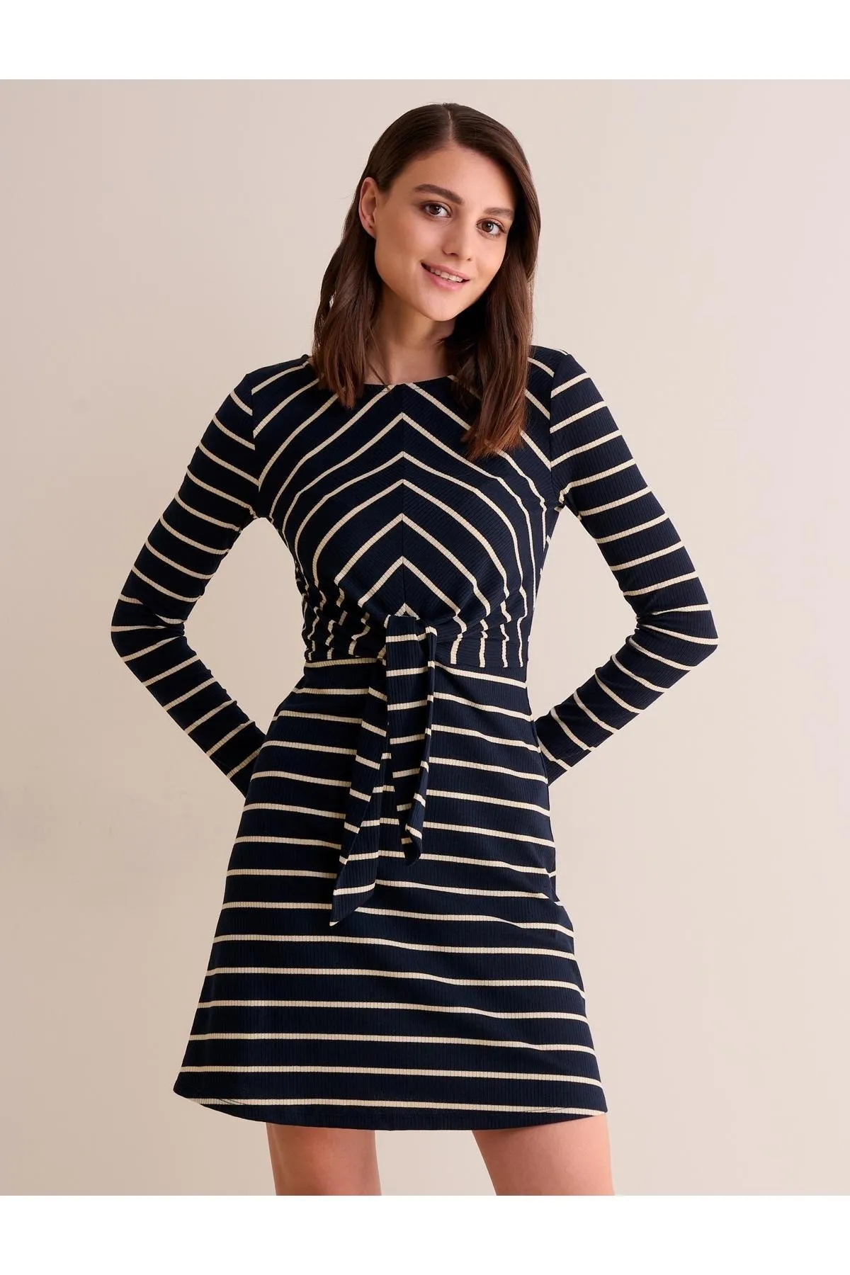 Jimmy Key  Marineblaues, gerade geschnittenes, gemustertes, vorne gebundenes Kleid mit Rundhalsausschnitt für Damen