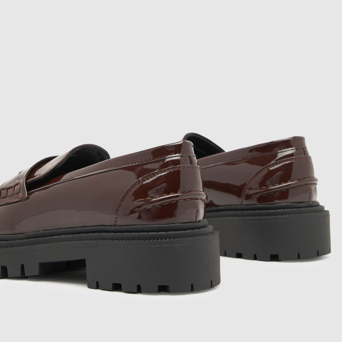 Schuh Lexis – Vinröd, grova, platta loafers i lack med läderdetaljer