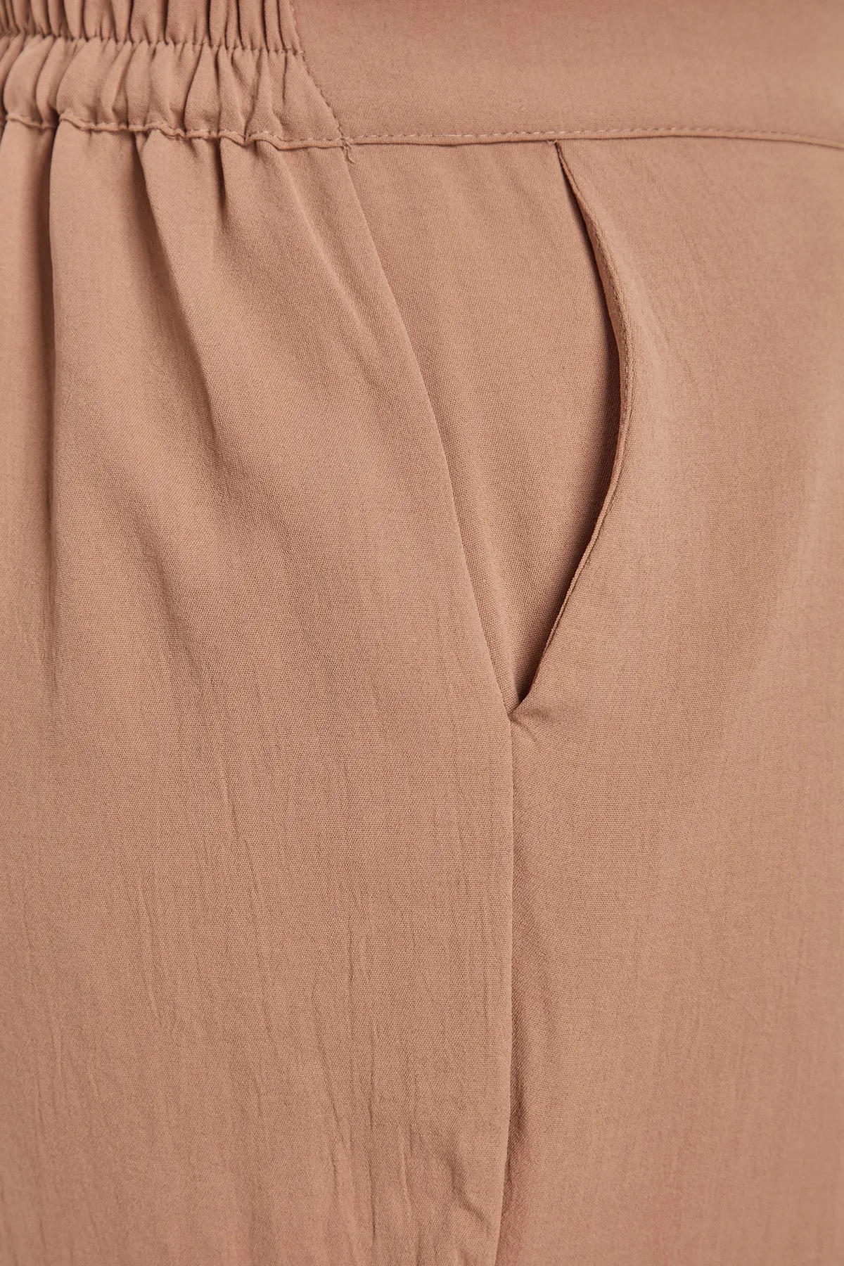 Trendyol Curve  Nerzfarbene, hoch taillierte, plissierte Webhose TBBSS22PL0448