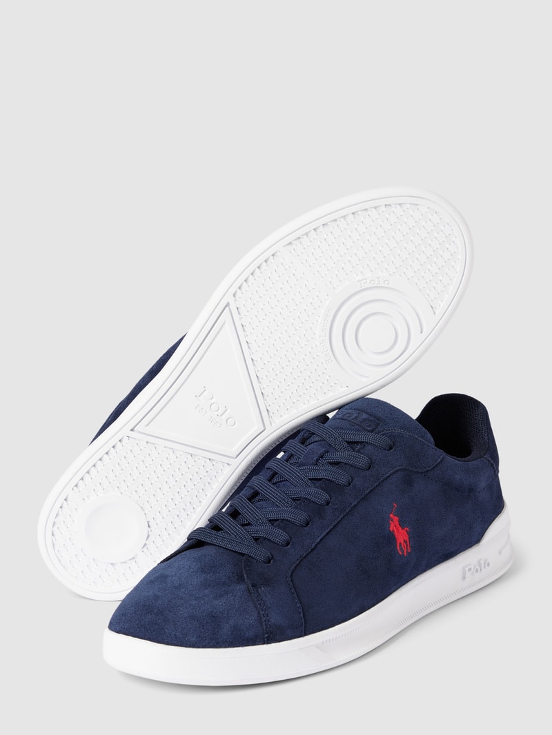 Sneaker mit Label-Detail in marineblau