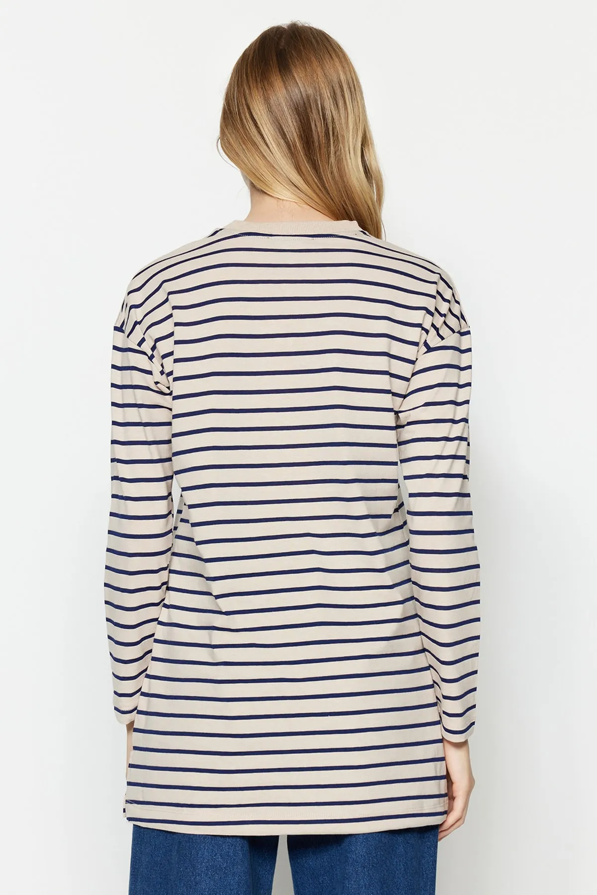 Trendyol Modest  Nerzfarbene gestreifte Stricktunika TCTAW22UK0240