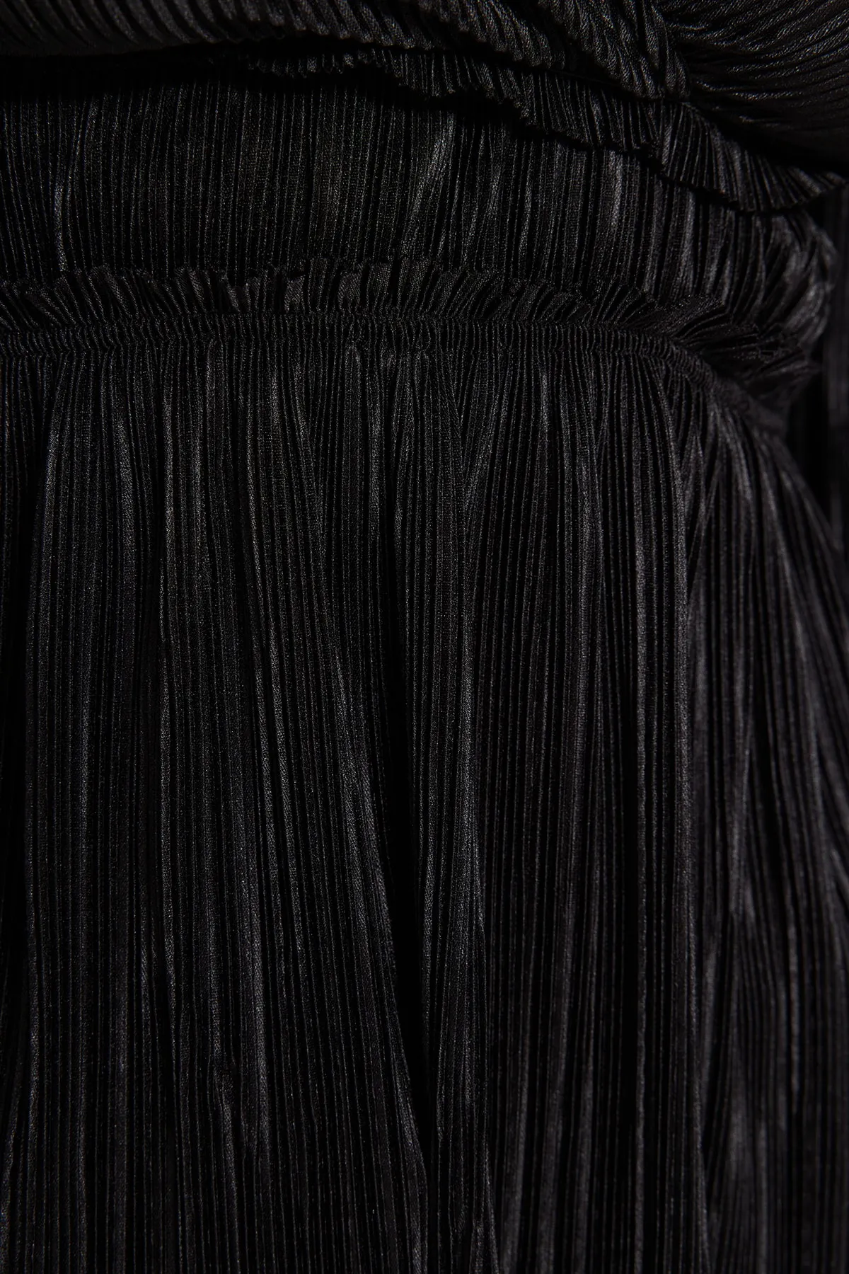 Trendyol Collection  Schwarze, plissierte, zweireihige Bluse mit Rüschen und V-Ausschnitt TWOAW24BZ00278