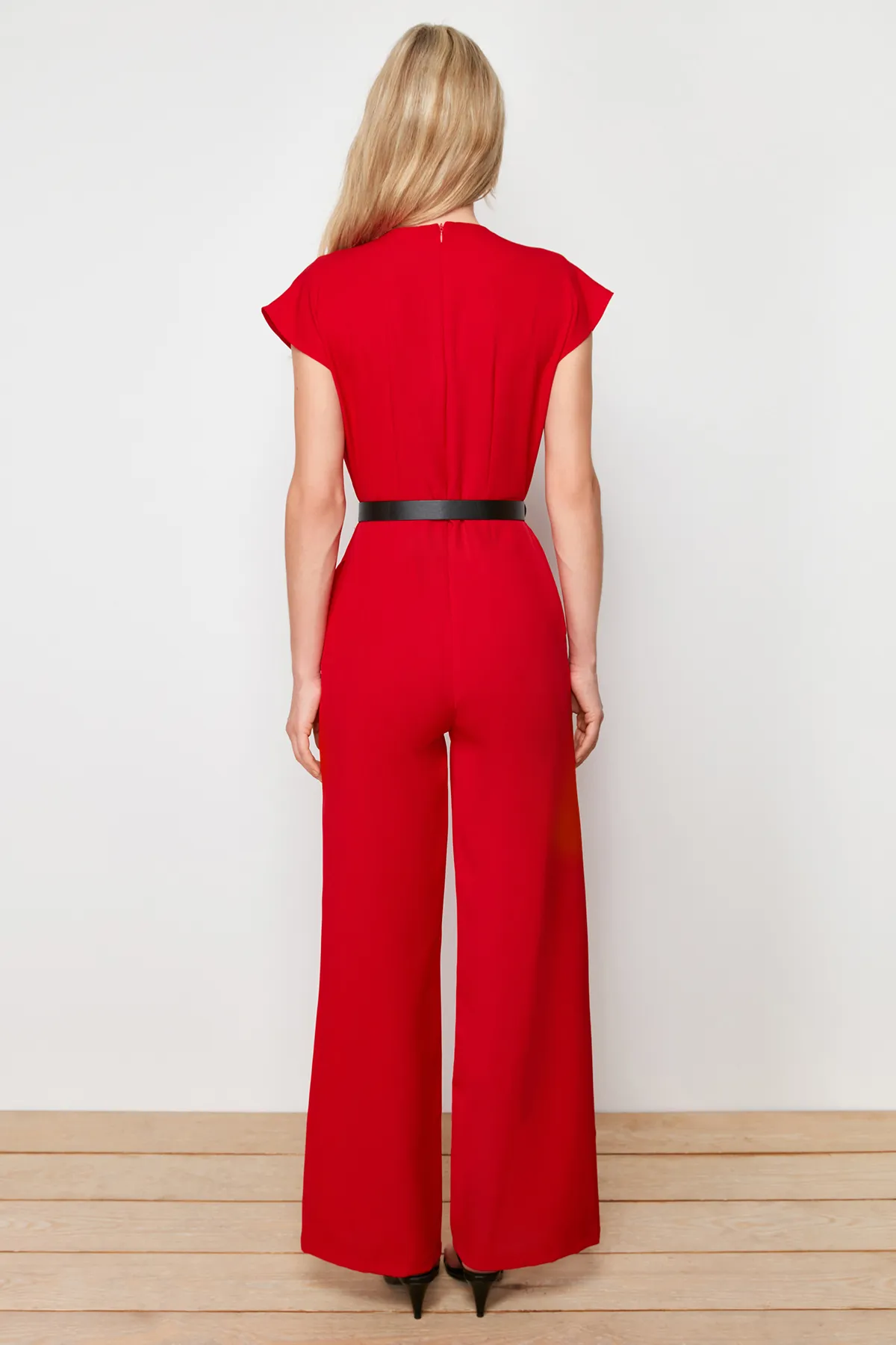 Trendyol Collection  Roter zweireihiger Maxi-Jumpsuit mit Gürtel und Kragen TWOSS21TU0004