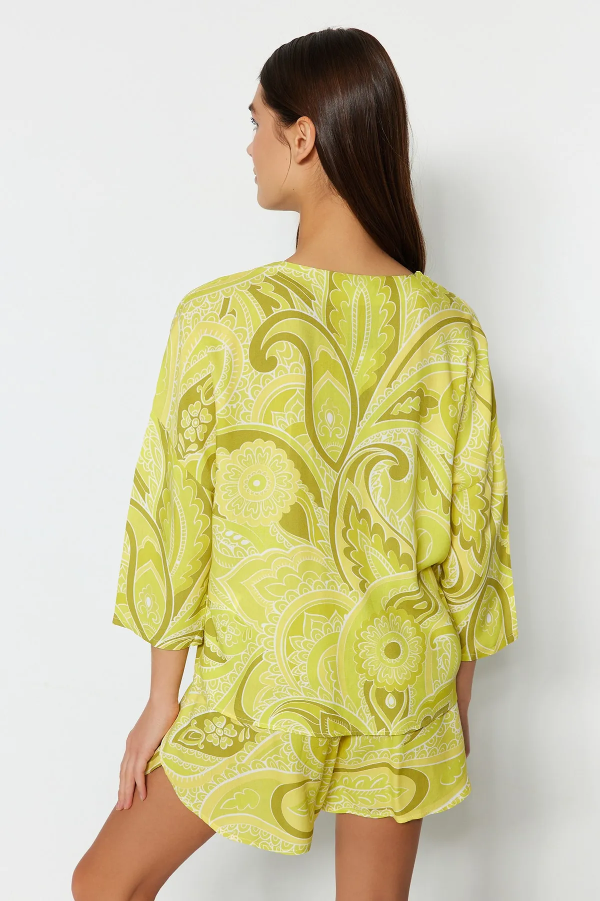 Trendyol Collection  Mehrfarbig gemustertes Pyjama-Set aus Viskose-Shirt und Shorts mit Schnürung THMSS23PT00165