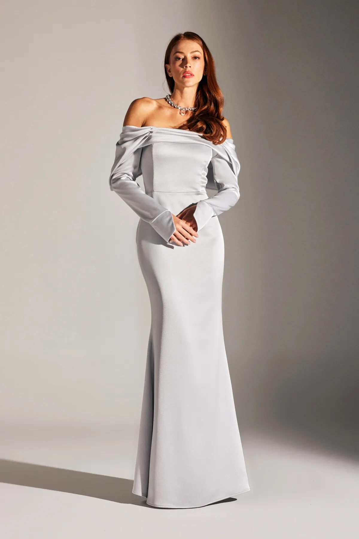 BETTY & SAM  NEUES CLARA-Abendkleid mit tiefem Schulter-Meerjungfrauenrock in GRAU