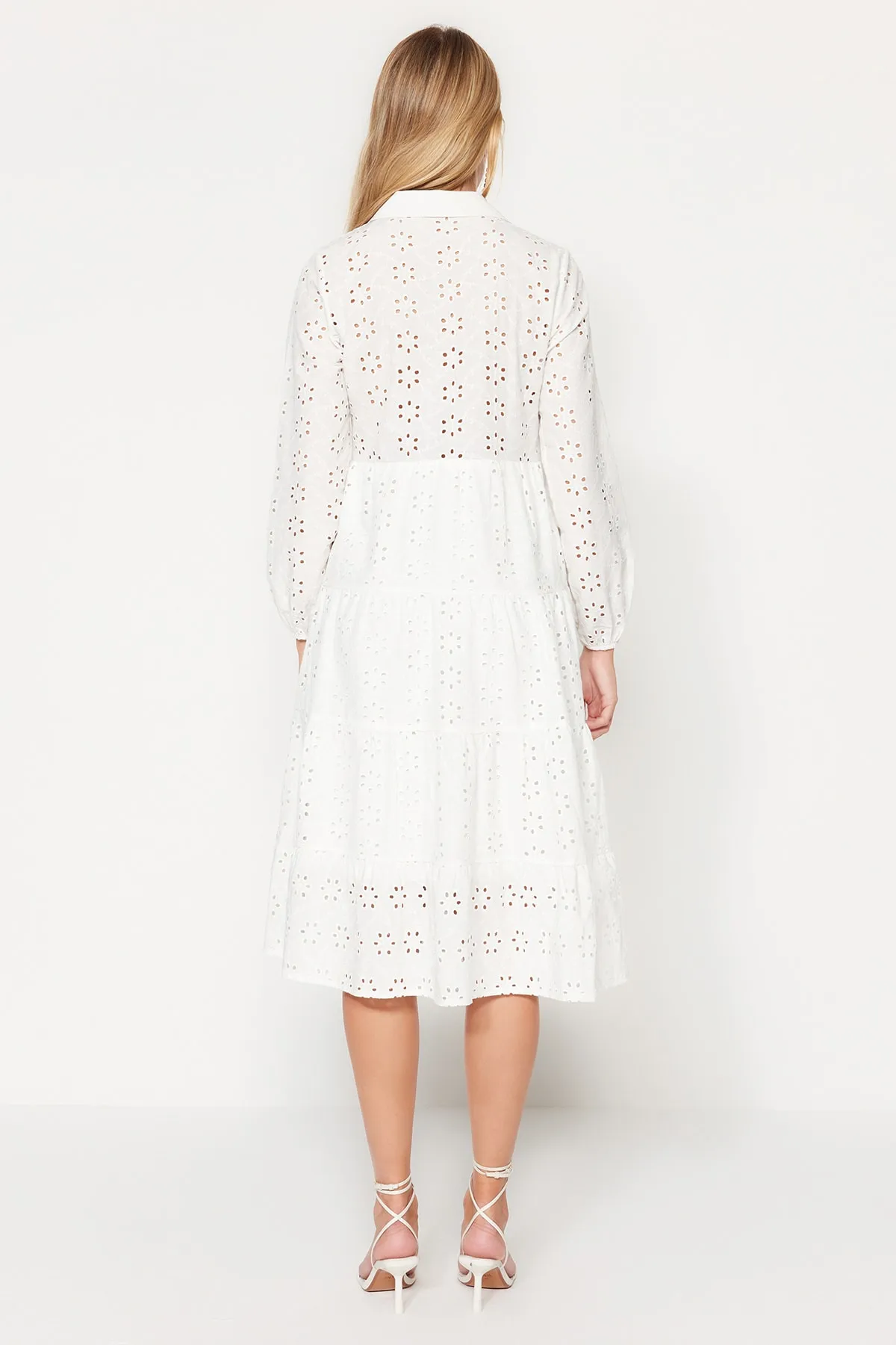 Trendyol Collection  Ecru Midi-Hemd mit gewebter Stickerei, gewebtes Kleid TWOSS23EL01024