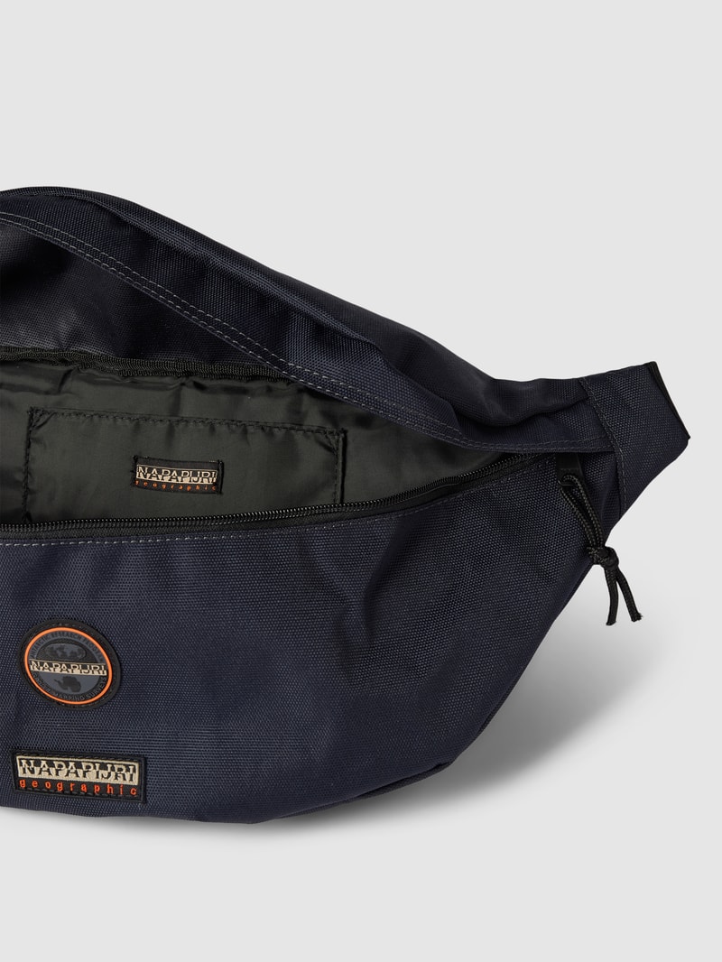 Bauchtasche mit Label-Patch in marineblau