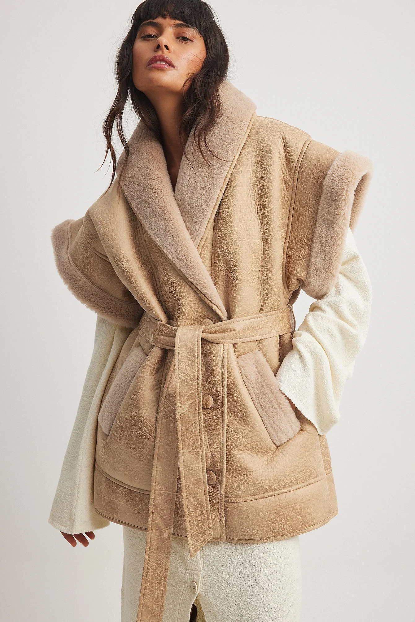 Shearling-Weste mit Gürtel