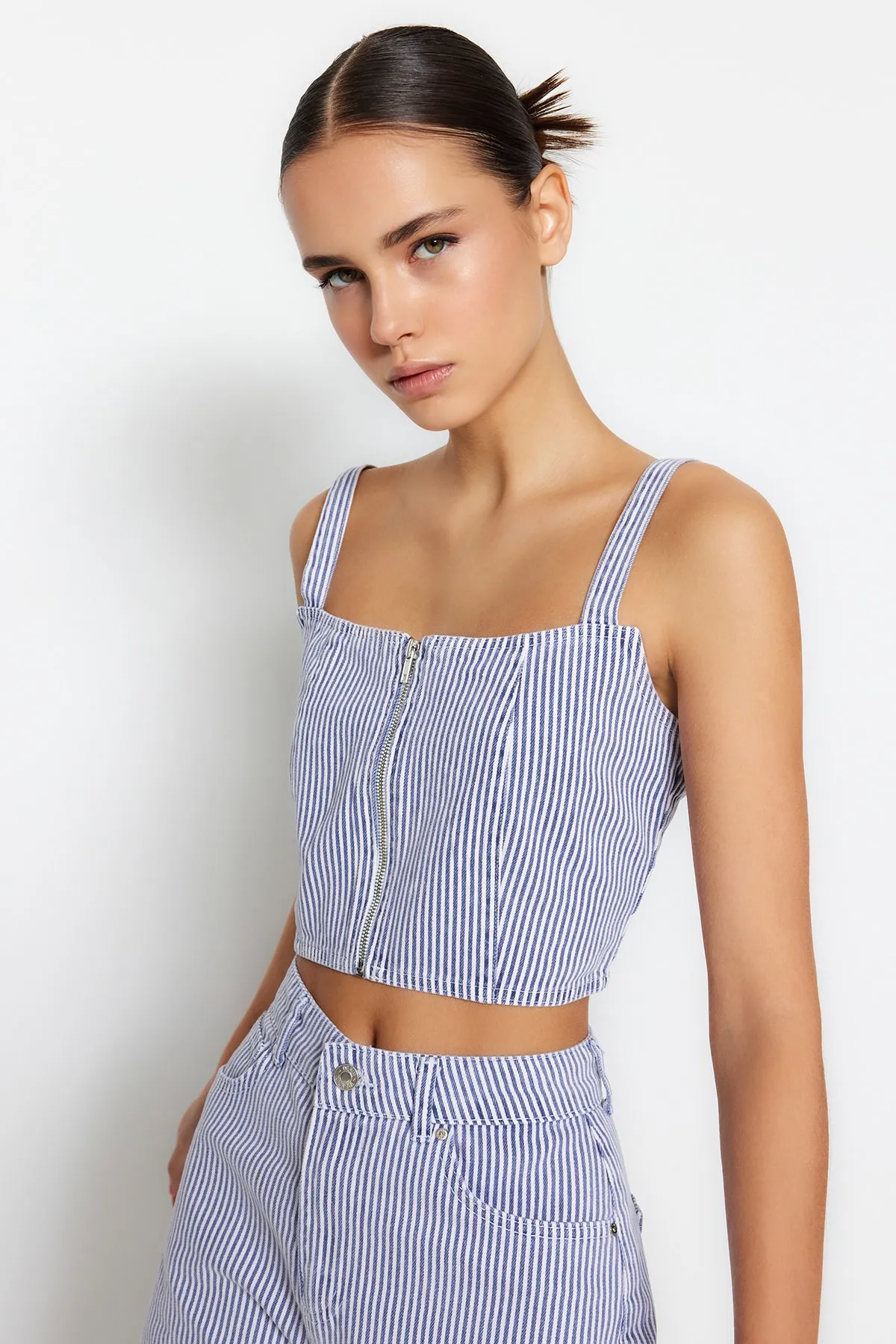 Trendyol Collection  Mehrfarbiges, bedrucktes Denim-Bustier mit Reißverschluss und detailliertem Reißverschluss TWOSS23BS00009