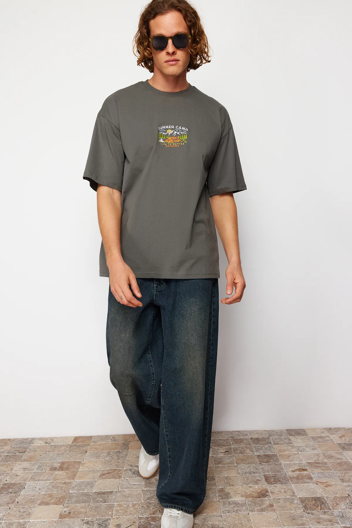 Trendyol Collection  Anthrazitfarbenes, übergroßes/weit geschnittenes, kurzärmliges, landschaftlich besticktes T-Shirt aus 100 % Baumwolle TMNSS23TS00243