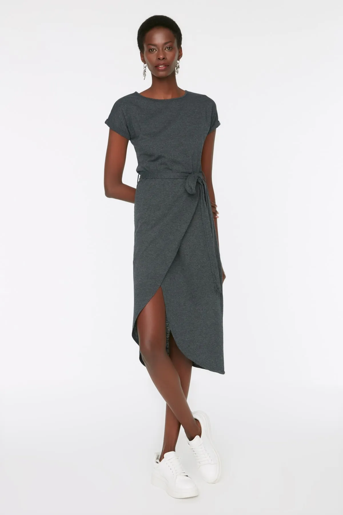 Trendyol Collection  Anthrazitfarbenes, asymmetrisches Midi-Strickkleid mit Krawatte und detaillierter Taillenöffnung/Skater TWOSS19VG0159