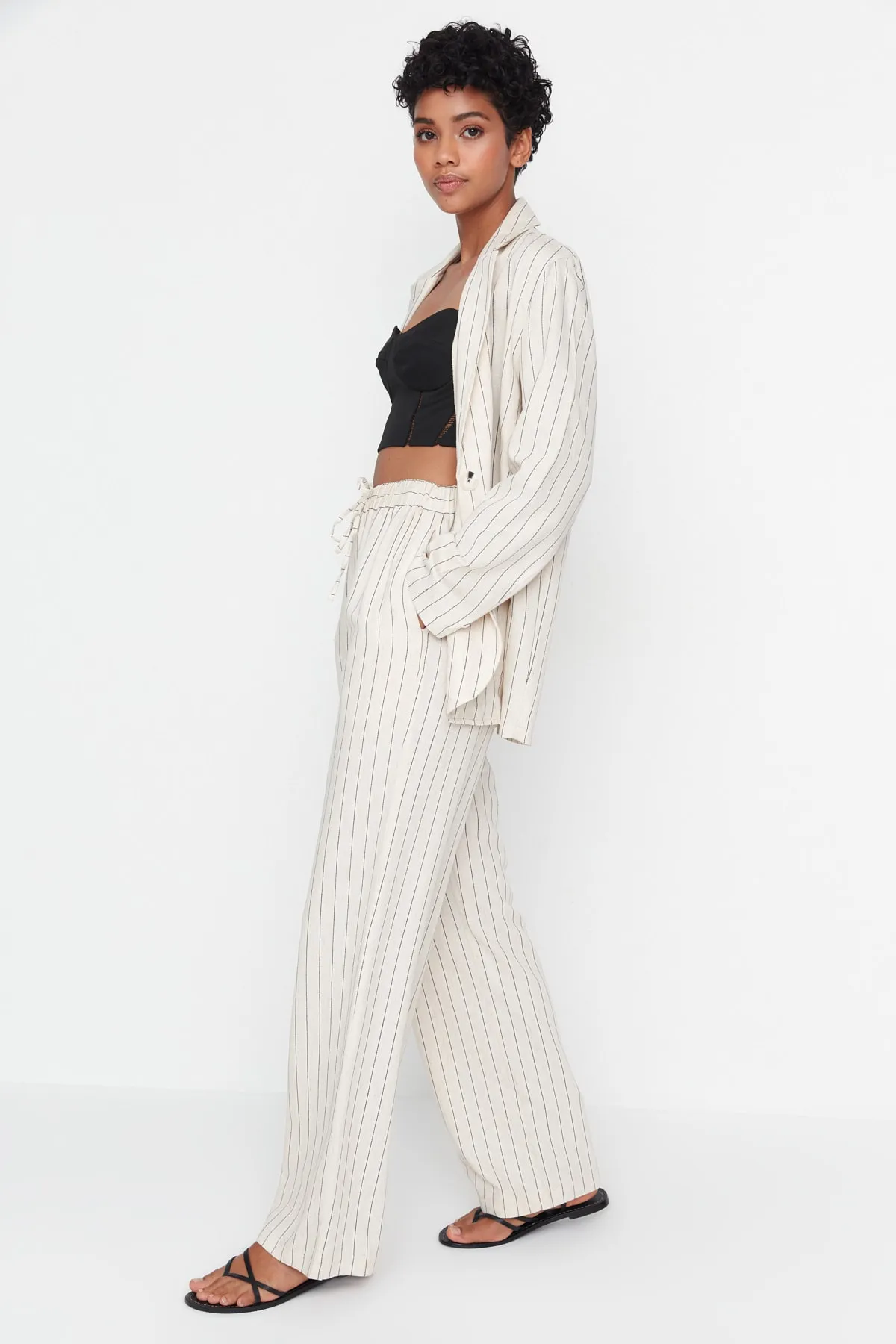Trendyol Collection  Beigefarbene Webhose mit hoher Taille TWOSS22PL00068
