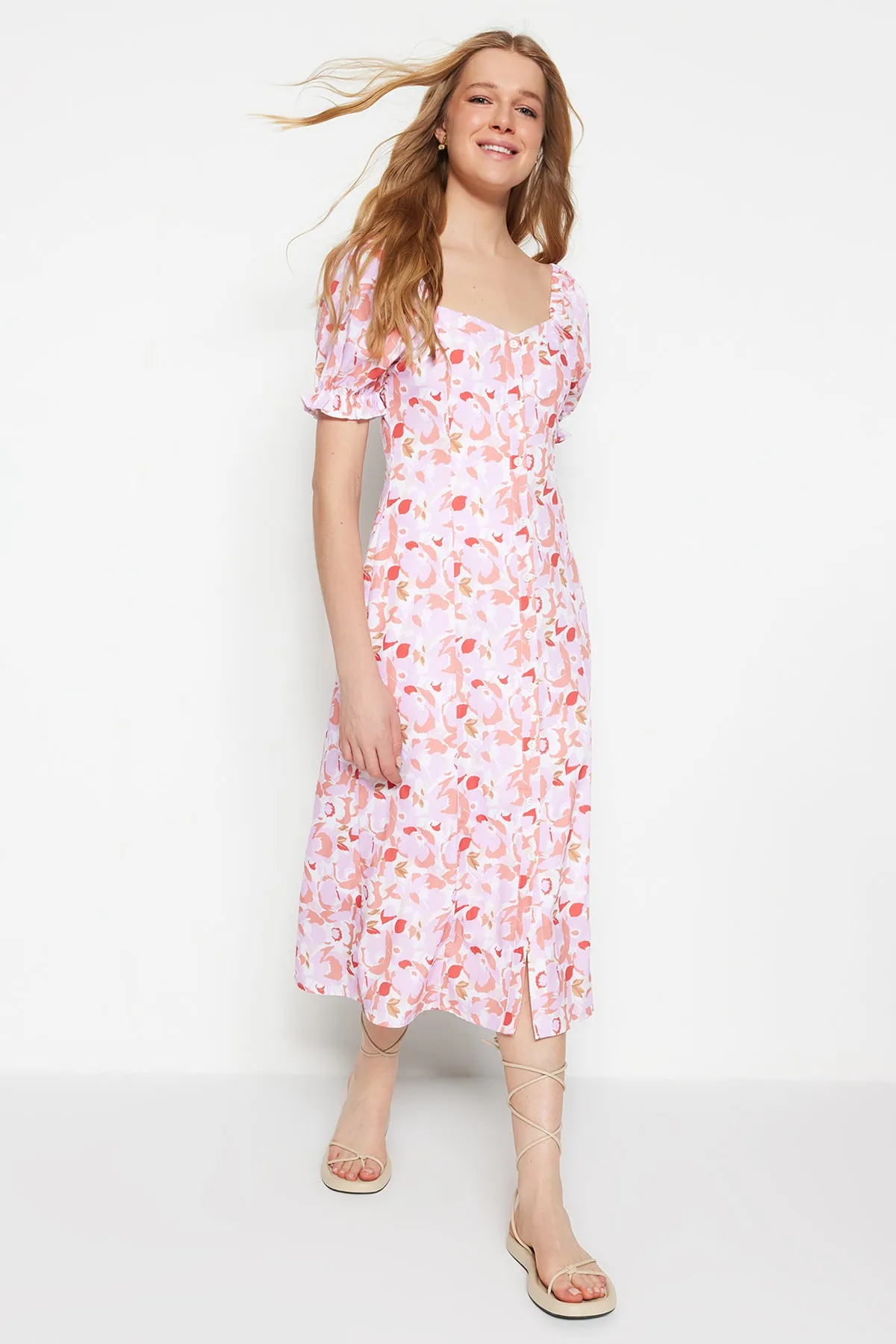 Trendyol Collection  Fliederfarbenes, gewebtes Midi-Hemdkleid mit Ballonärmeln und Blumenmuster TWOSS22EL1125