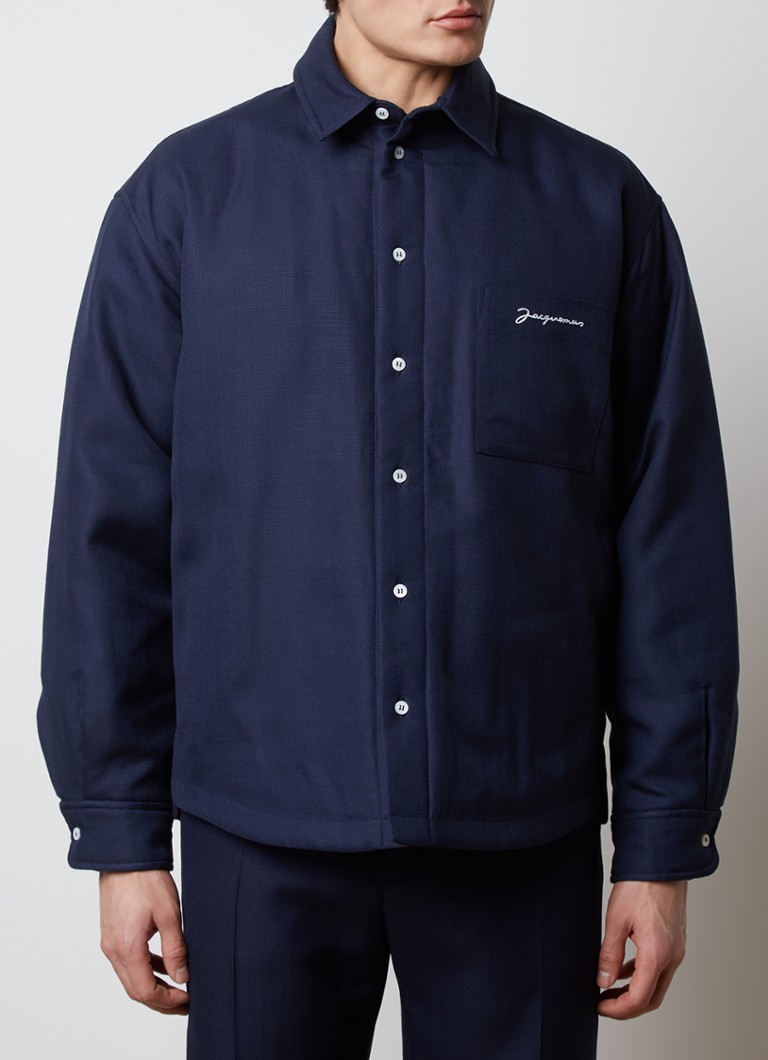 Sobretudo Jacquemus Boulanger com bolso no peito e bordado do logotipo.