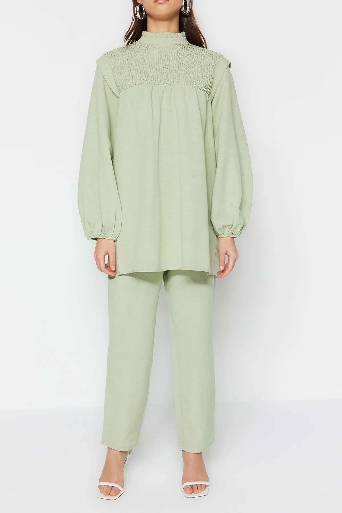 Trendyol Modest  Olivgrünes Tunika-Hosen-Set mit Gipe-Details in Leinenoptik TCTSS23US00075