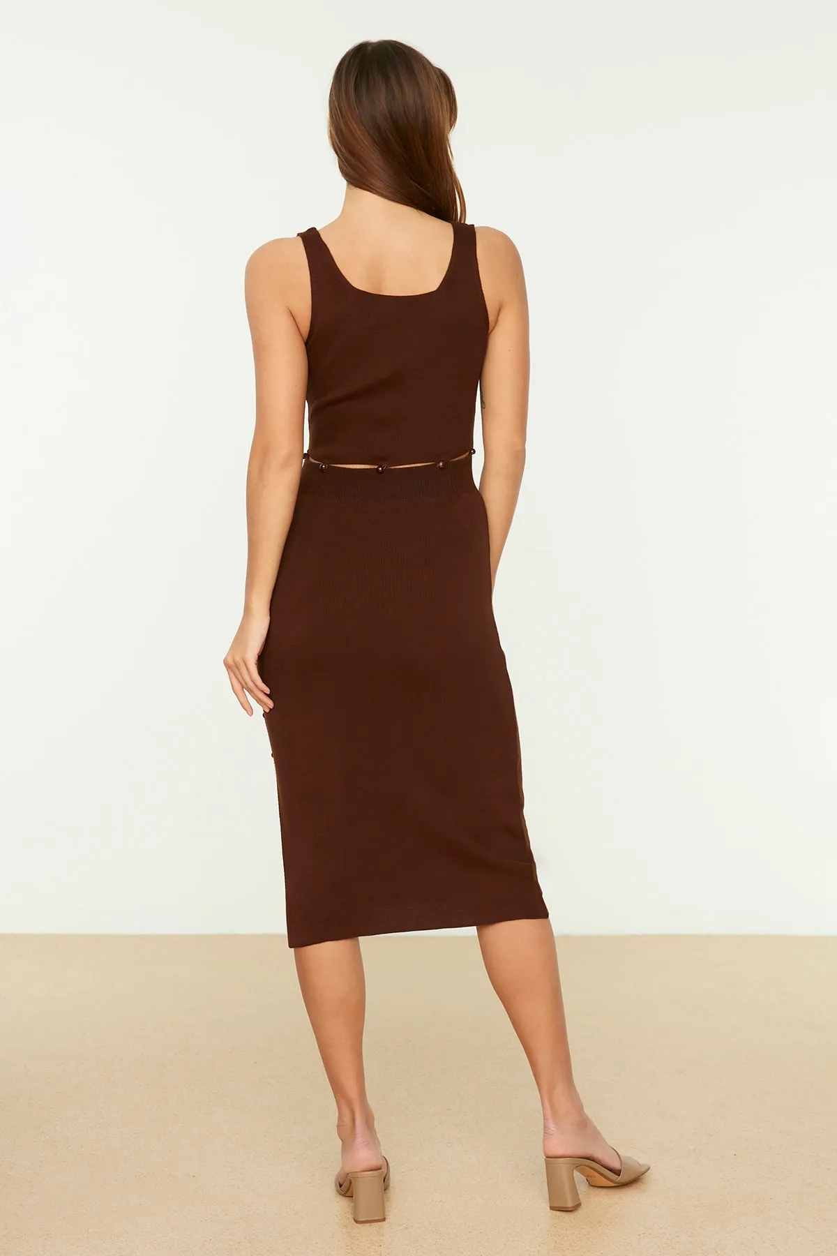 Trendyol Collection  Braunes Set aus Bluse, Rock und Oberteil mit kurzem Schnitt und Taillendetail TWOSS22AU0161