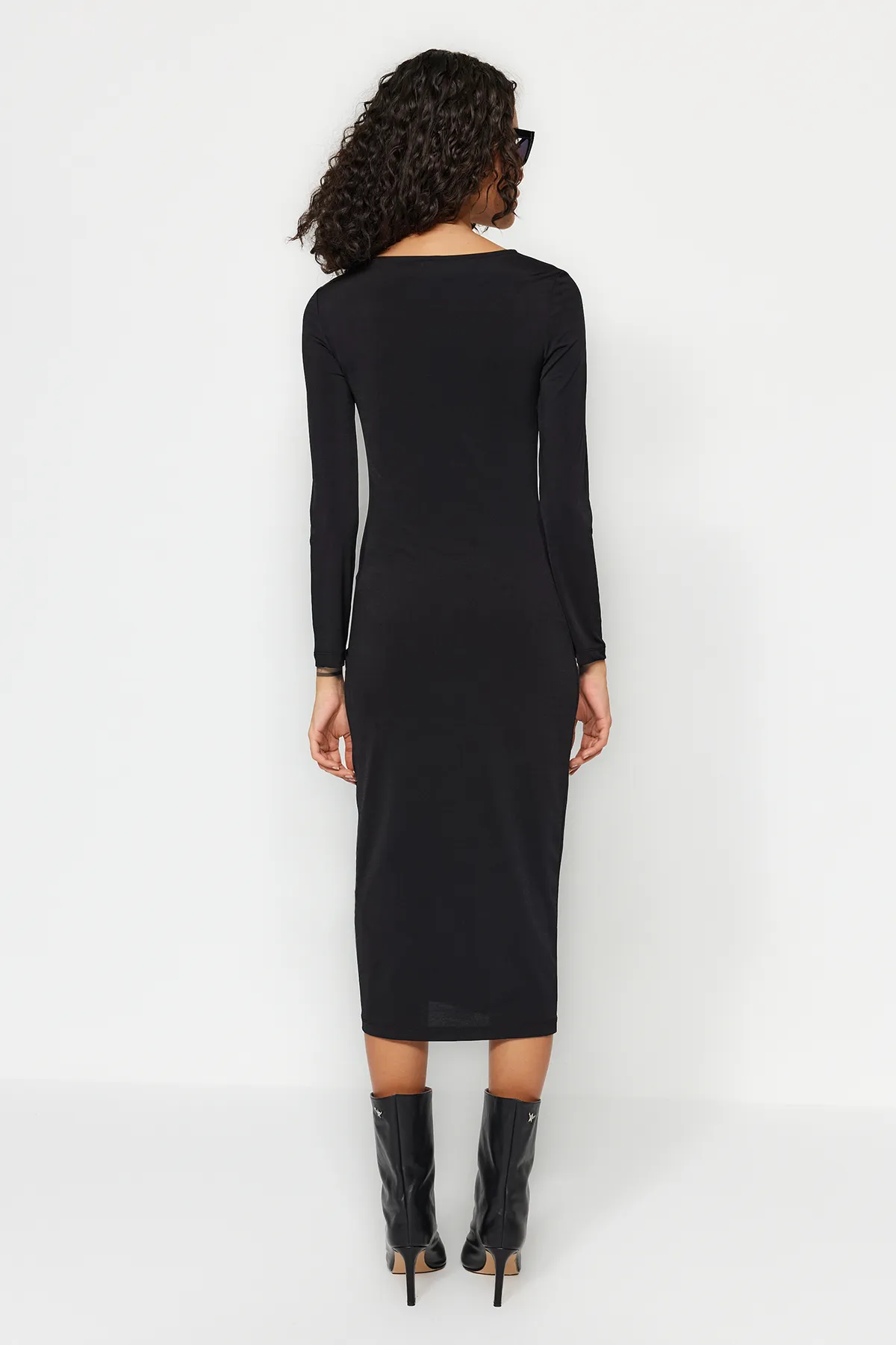 Trendyol Collection  Schwarzes Midi-Strickkleid mit asymmetrischem Kragen und Schlitz TWOAW24EL00118