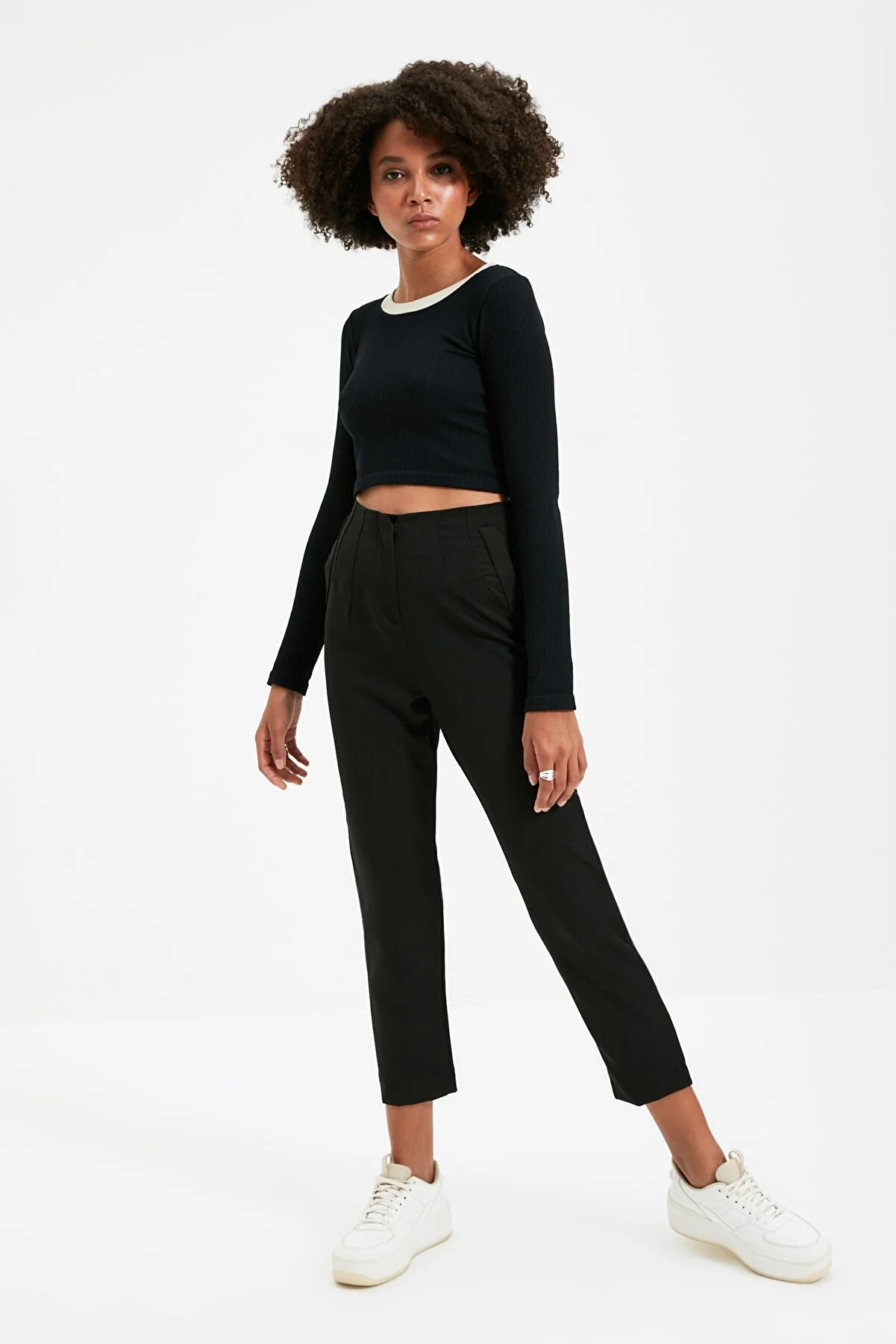 Trendyol Collection  Schwarze knöchellange gewebte Hose mit Zigarettenmuster und Abnähern, hoher Taille TWOSS20PL0515