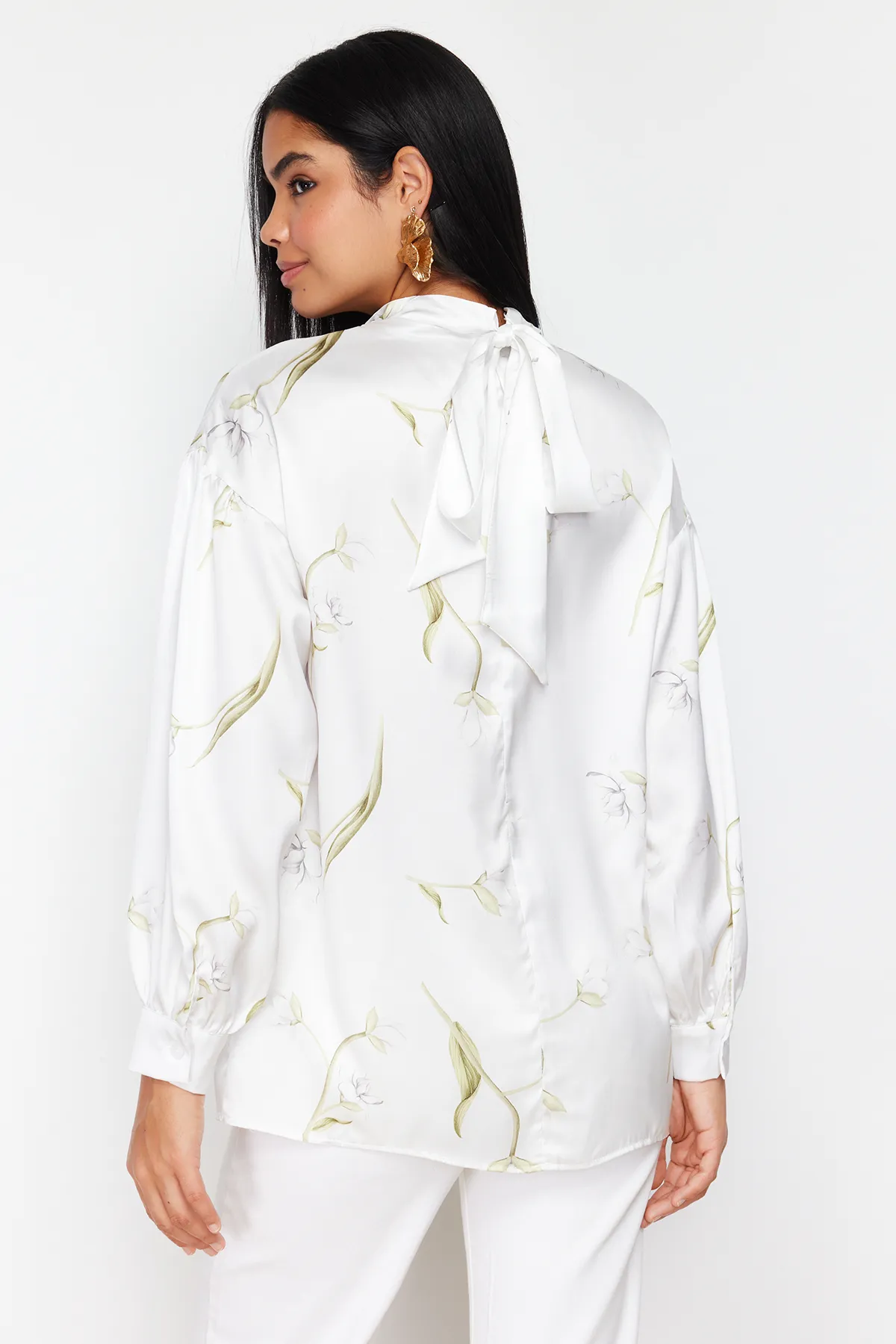 Trendyol Modest  Ecru gewebte Tunika aus Satin mit Blumenmuster TCTSS24UK00019