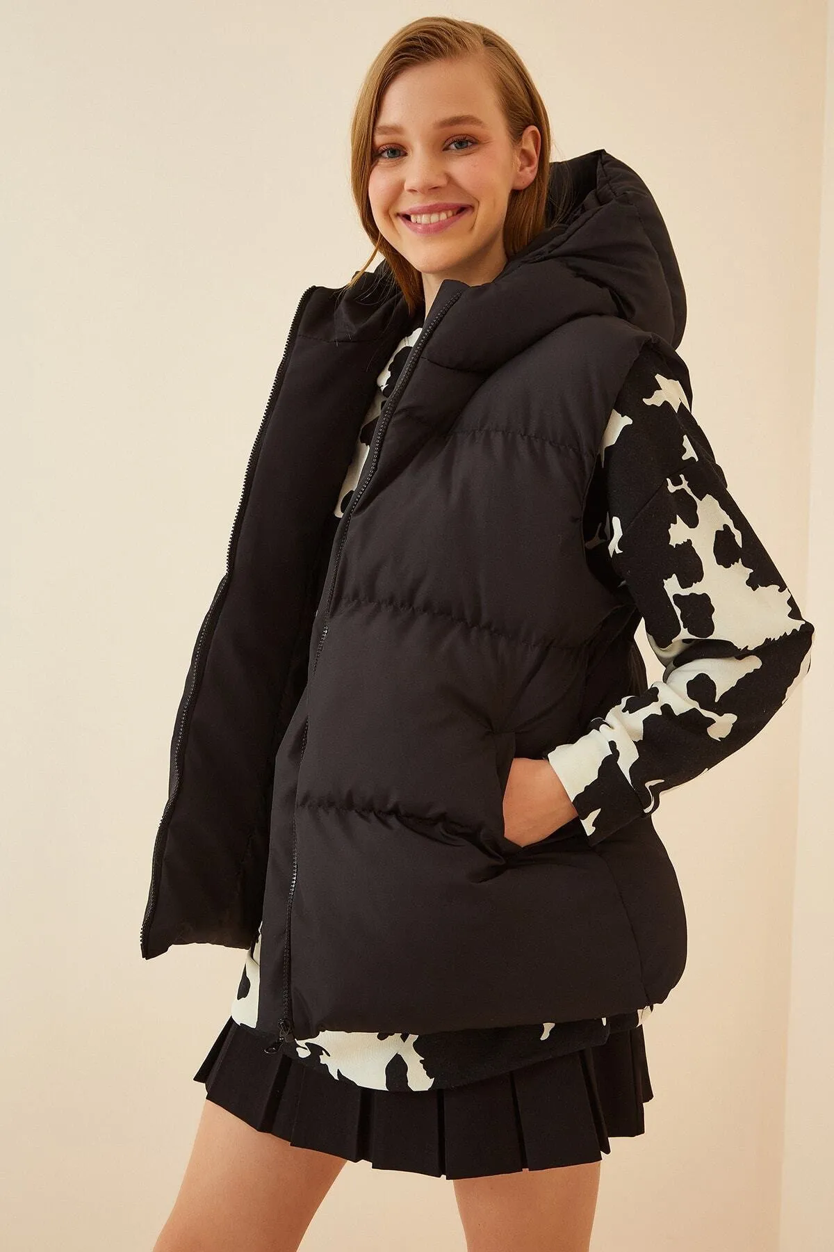 Happiness İstanbul  Schwarze, übergroße Pufferweste mit Kapuze für Damen MK00176