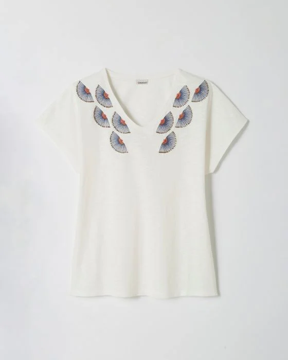 Tee-shirt avec perles fantaisie et broderies.