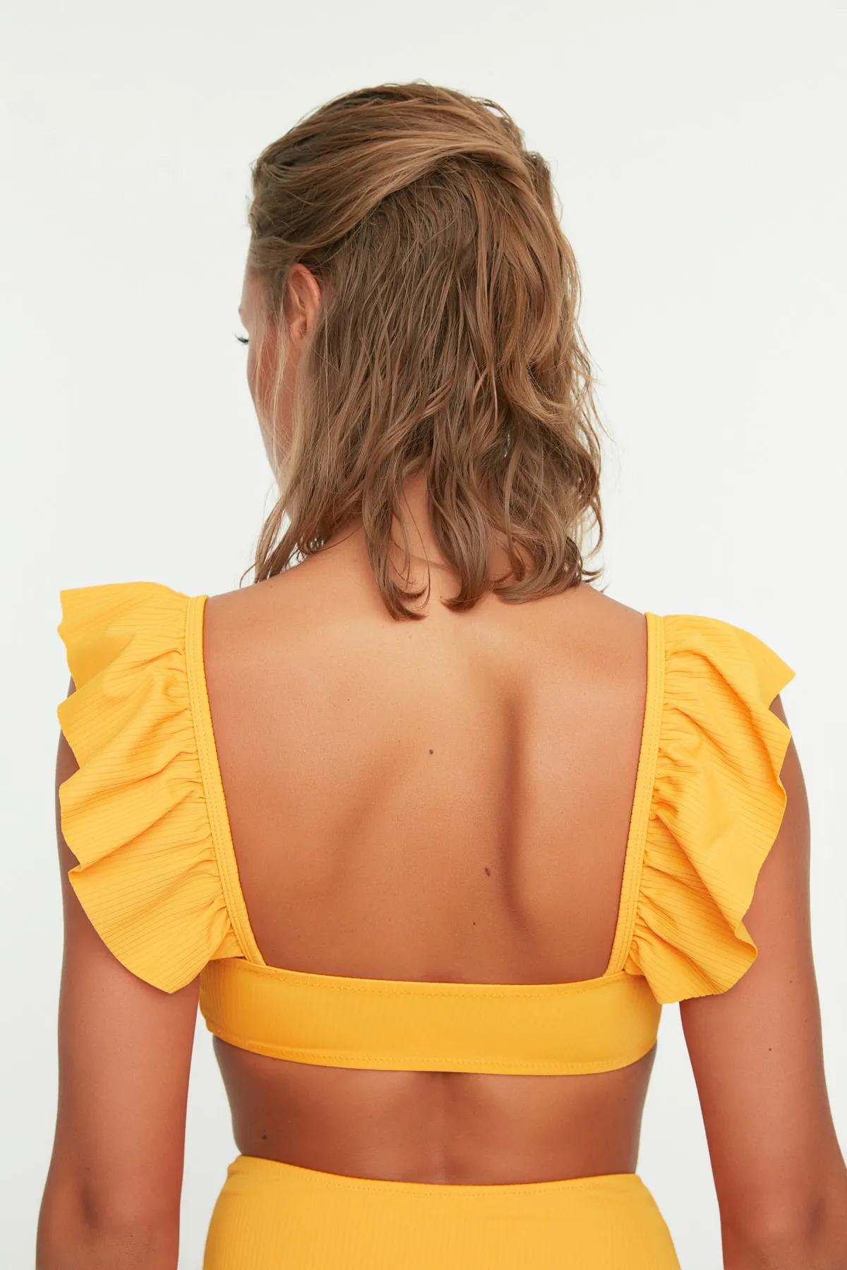 Trendyol Collection  Orangefarbenes Bralette-Bikinioberteil mit Rüschen und Struktur TBESS22BU0038