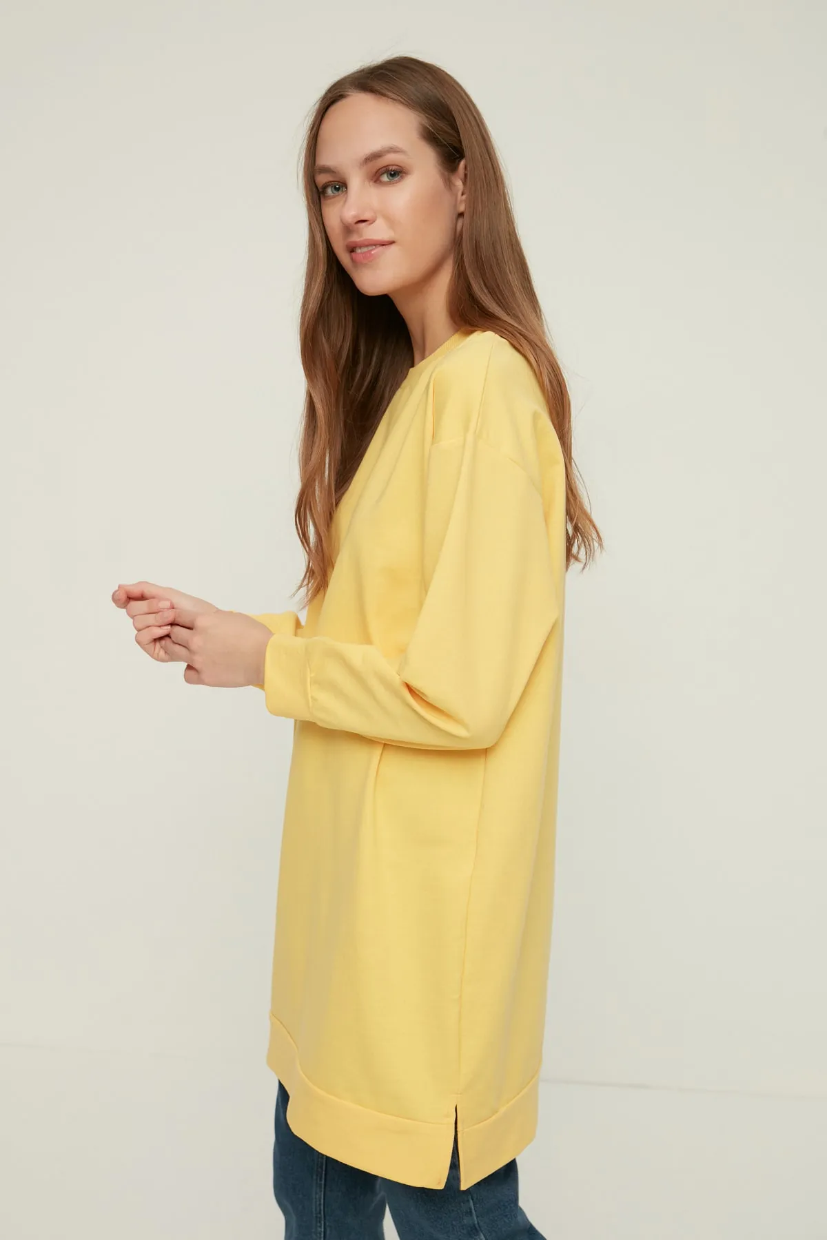 Trendyol Modest  Gelbes Basic-Strick-Sweatshirt mit Rundhalsausschnitt und Schlitz und detailliertem Ausschnitt TCTAW22TW0138