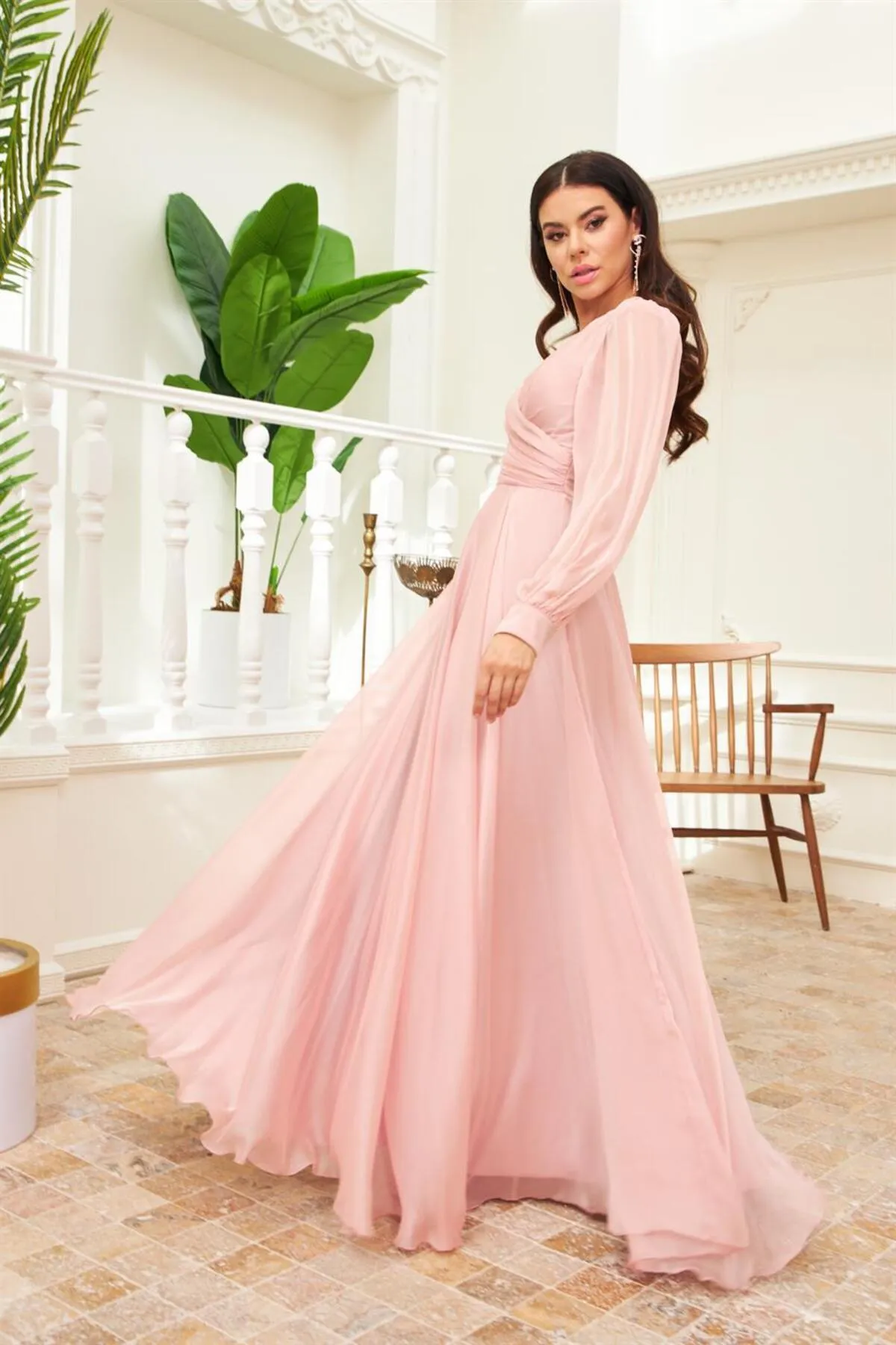 Carmen  Langes Abendkleid und Ballkleid aus puderfarbenem Chiffon