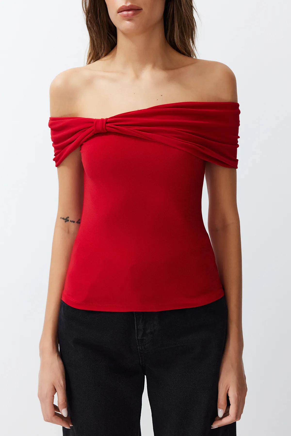 Trendyol Collection  Rote Carmenkragen-Bluse mit figurbetontem Schnitt und flexibler Crop-Strick-Optik TWOSS24BZ00368
