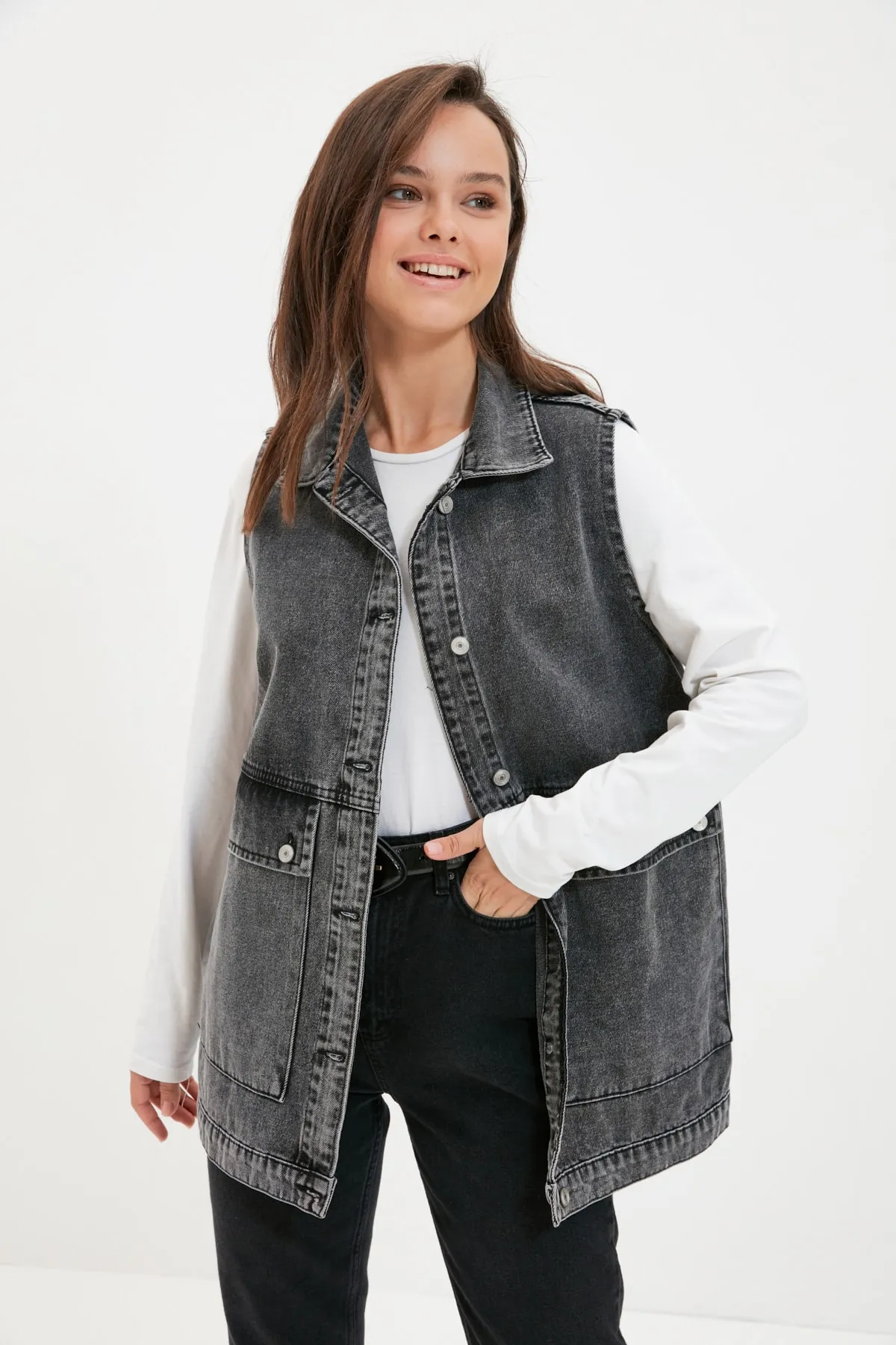Trendyol Collection  Anthrazitfarbene Jeansjacke mit Hemdkragen und Taschendetail aus 100 % Baumwolle TCTAW22CK0006