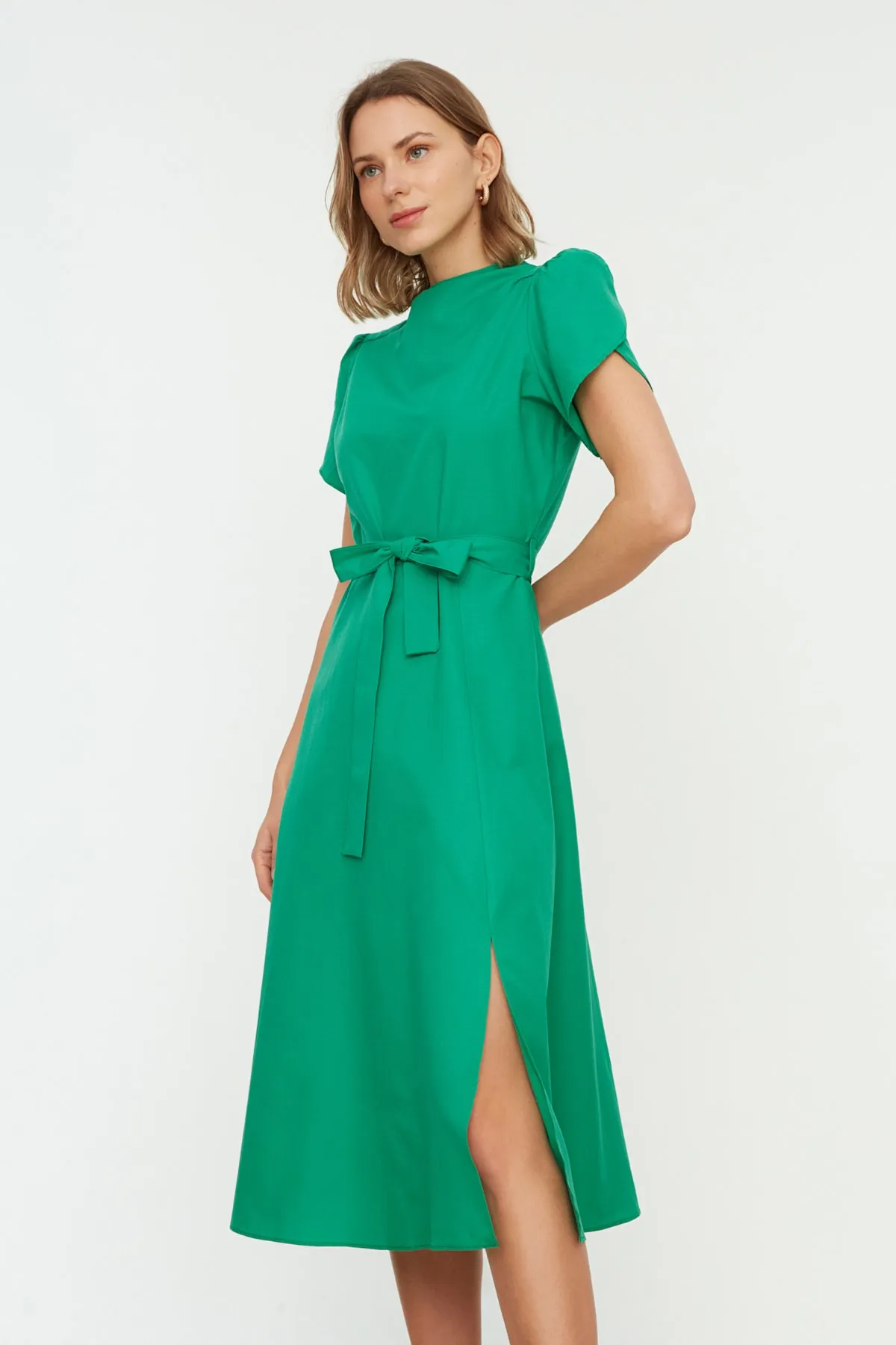 Trendyol Collection  Grünes Midi-Webkleid mit Gürtel und Öffnung an den Ärmeln TWOSS22EL0115