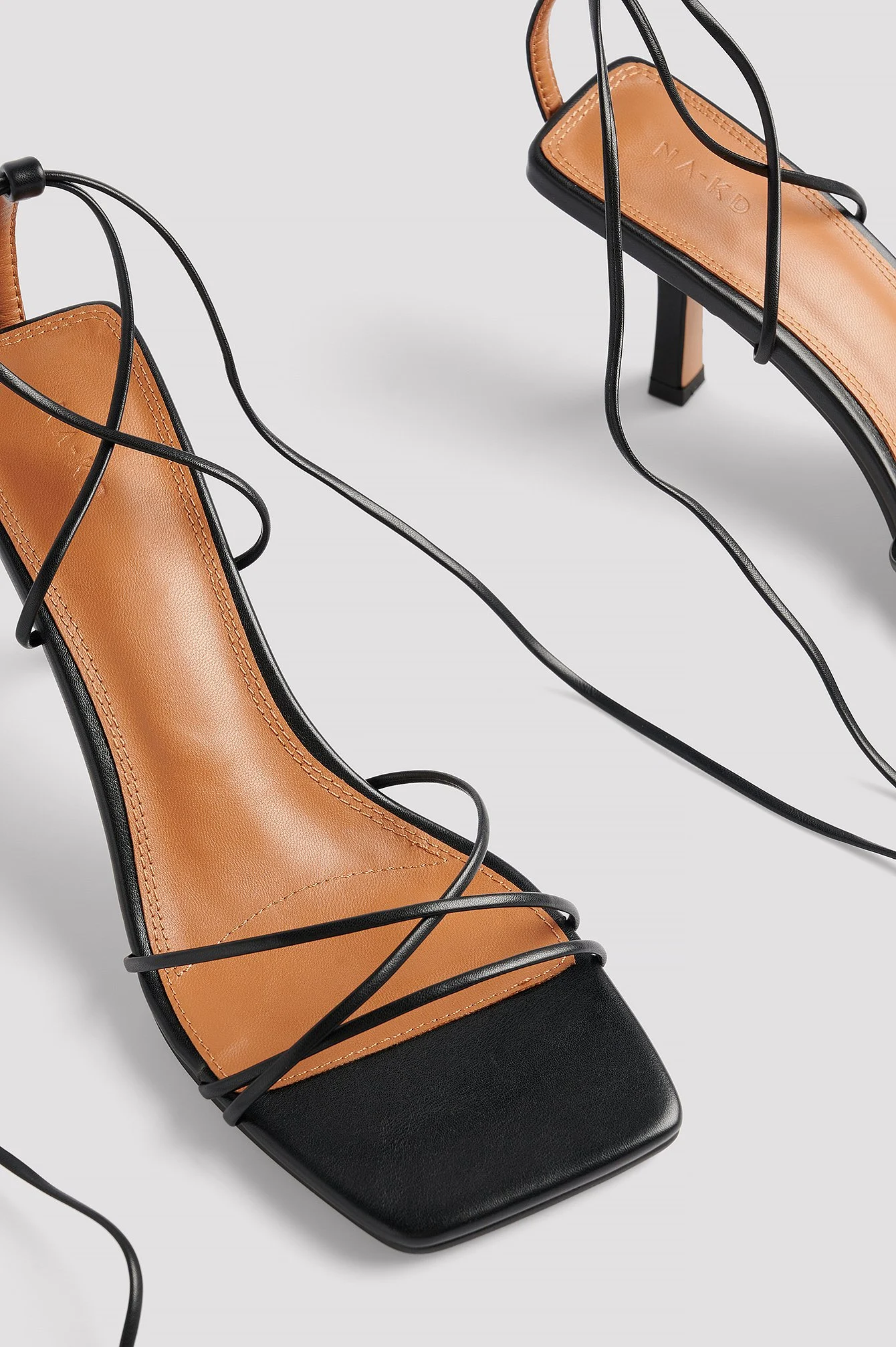 High-Heels mit Stilettoabsatz und dünnem Riemen