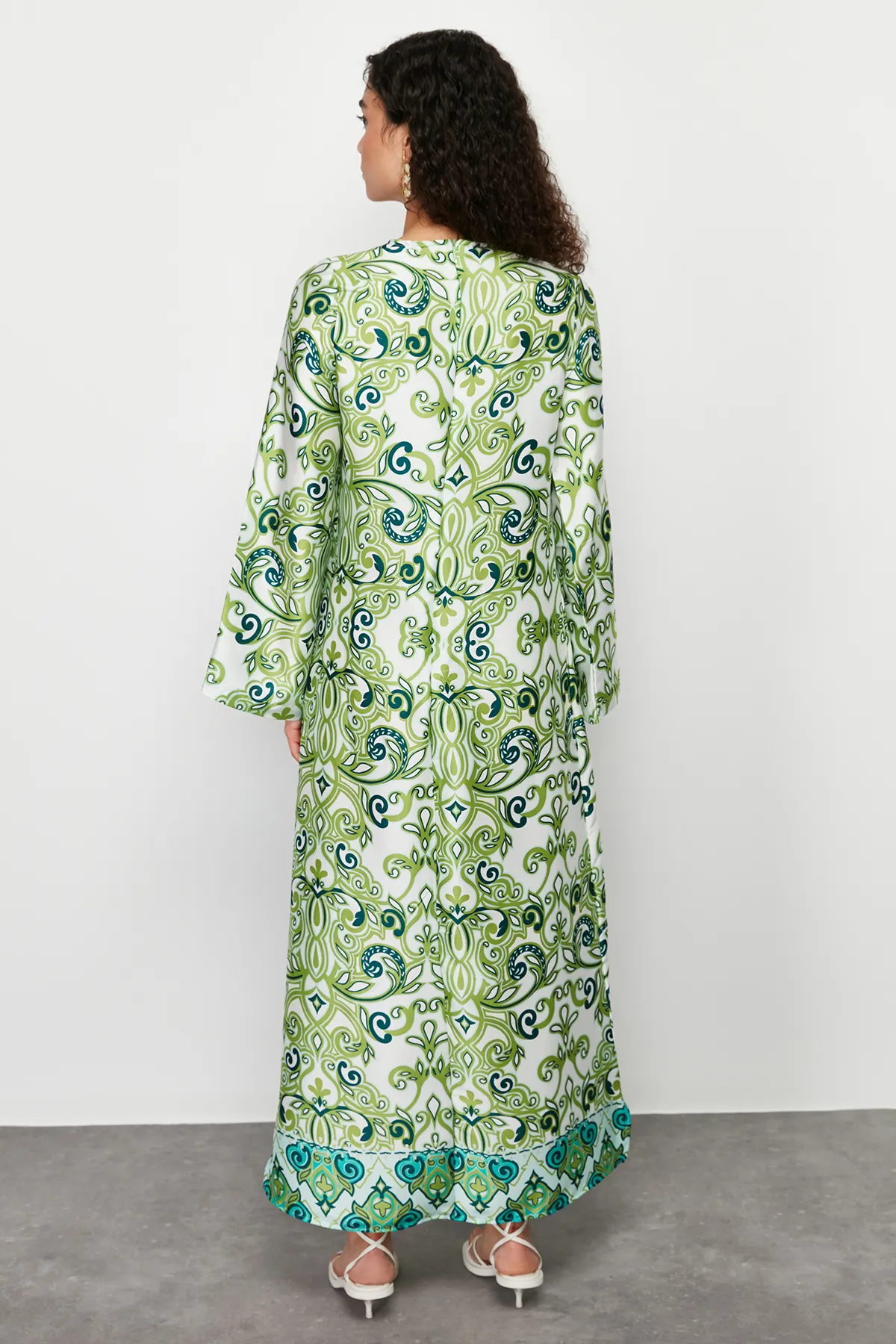 Trendyol Modest  Grünes Abendkleid mit Ethnomuster und Satinoberfläche TCTSS23DB00028