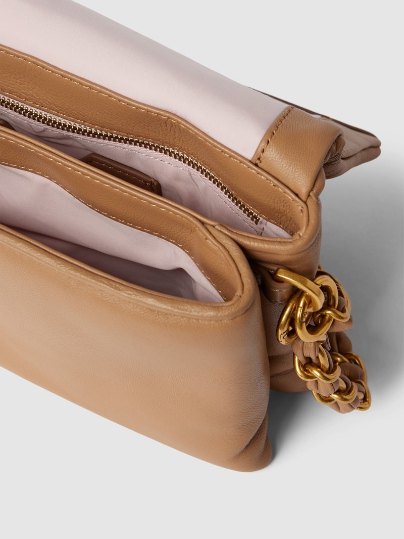 Umhängetasche mit Label-Detail Modell 'MILA' in camel