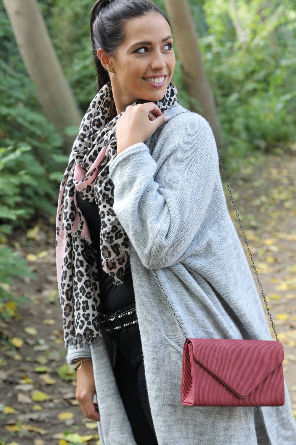 styleBREAKER Modeschal, (1-St), Weicher Schal mit Leoparden Print und Streifen