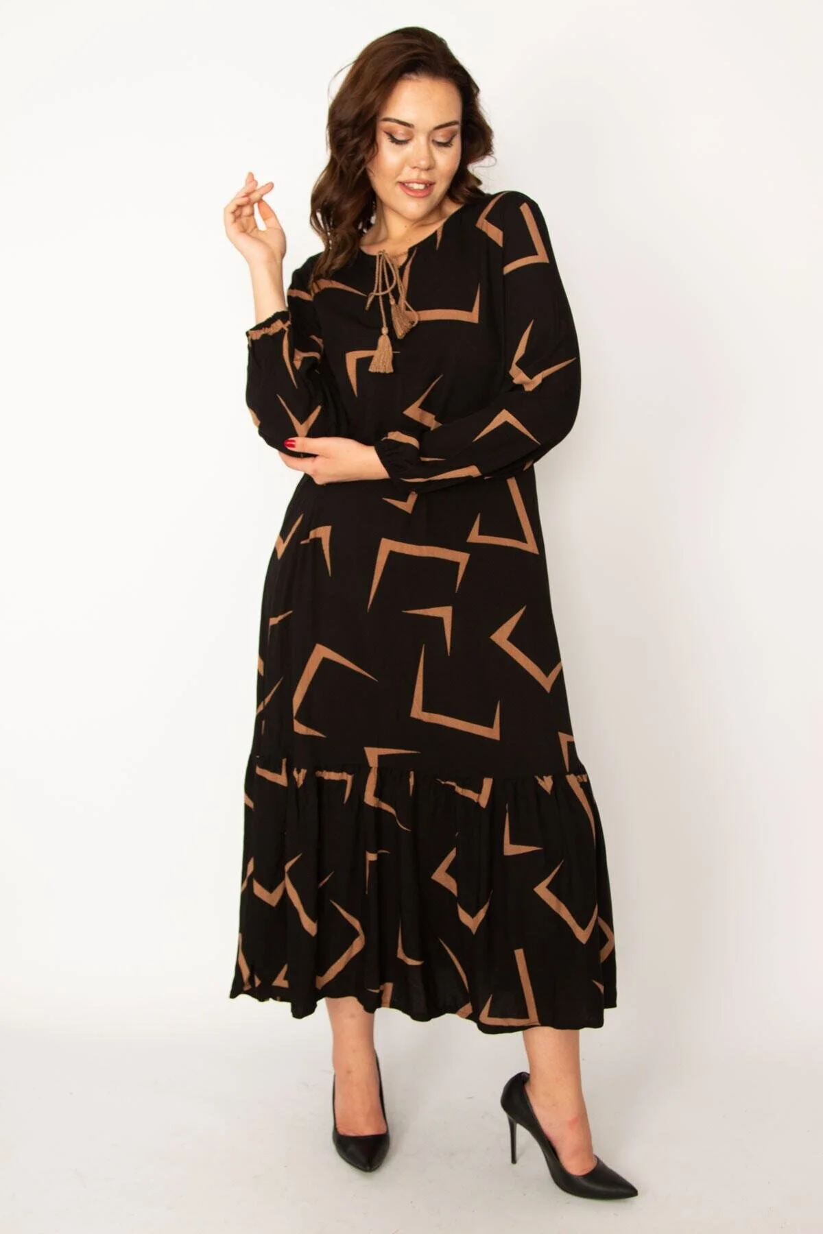Şans  Damen-Kleid aus gewebtem Viskosestoff in großer Größe in Hellbraun mit abgestuftem Saum und langen Ärmeln 65n33526