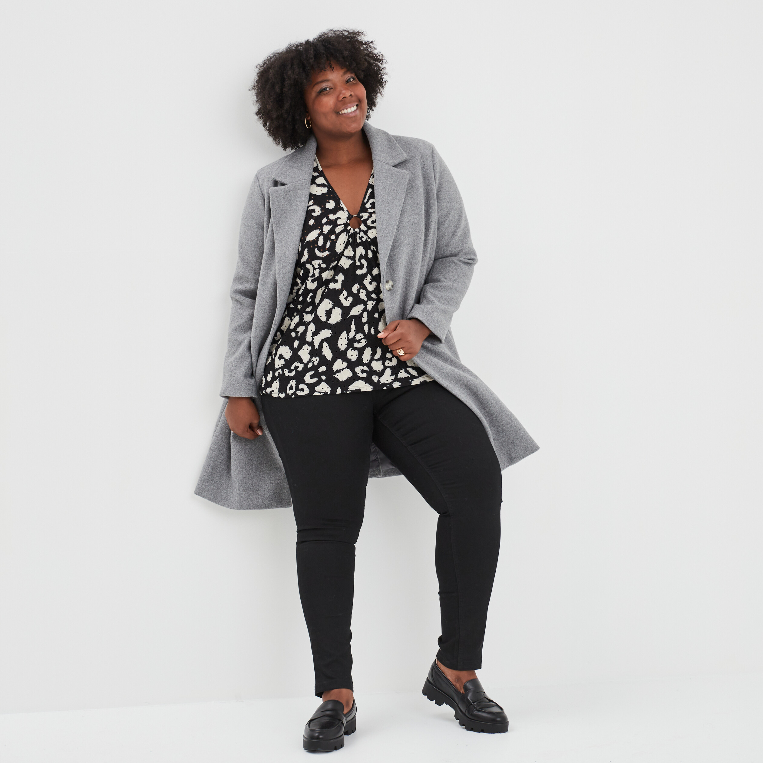 T-shirt col en V avec anneau ajouré ecru femme grande taille | La Halle