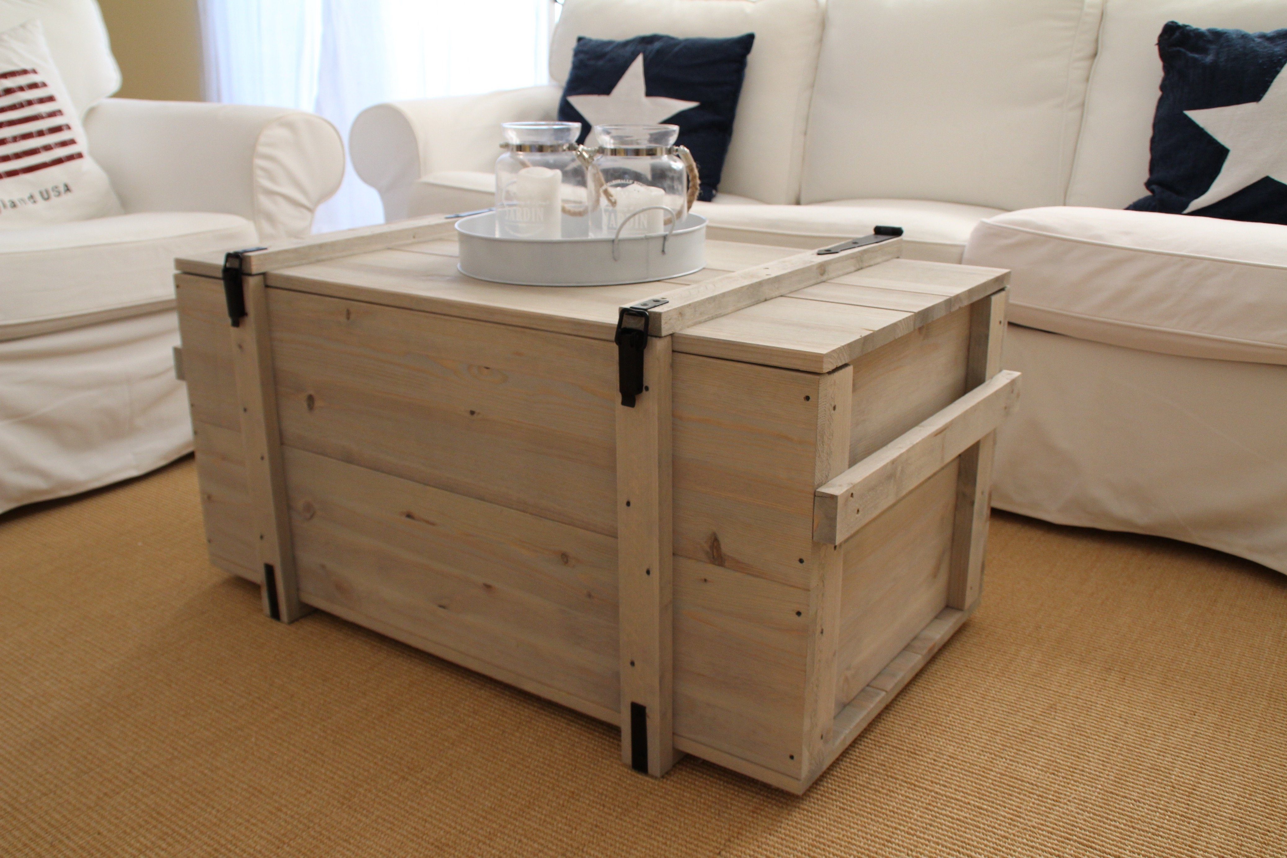 Uncle Joe´s Truhentisch, in Seefrachtkisten-Design