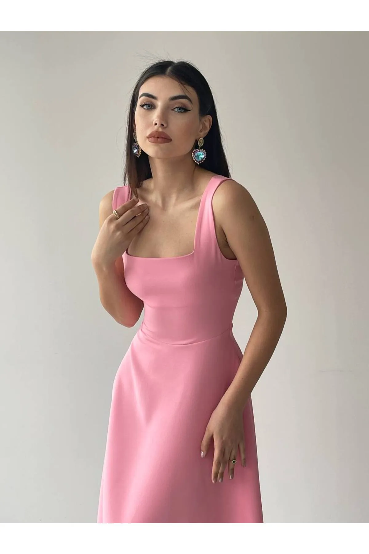 SONREİR  JESICA-KLEID MIT DICKEN TRÄGERN UND QUADRATISCHEM YEKA-DETAIL