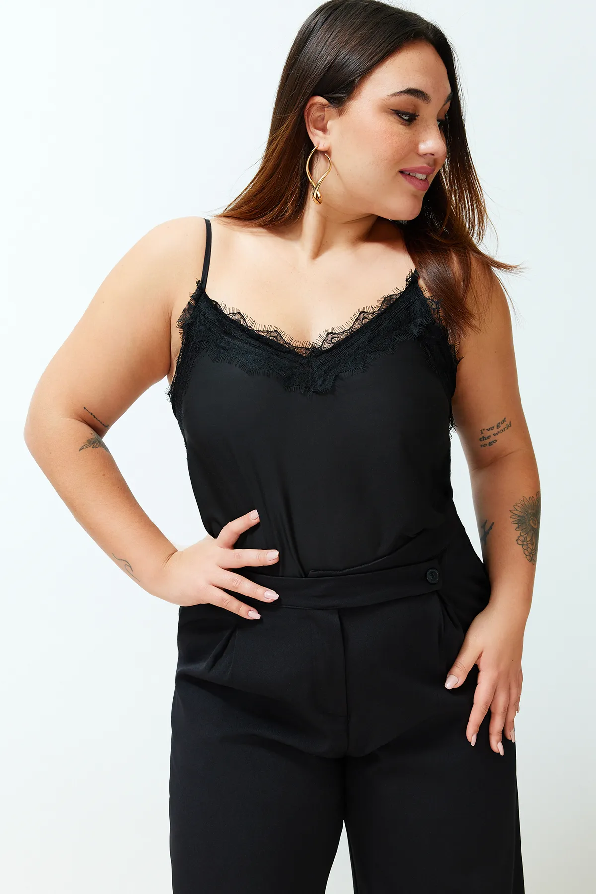 Trendyol Curve  Schwarze, gewebte Trägerbluse aus Spitze in Übergröße TBBSS24AF00070