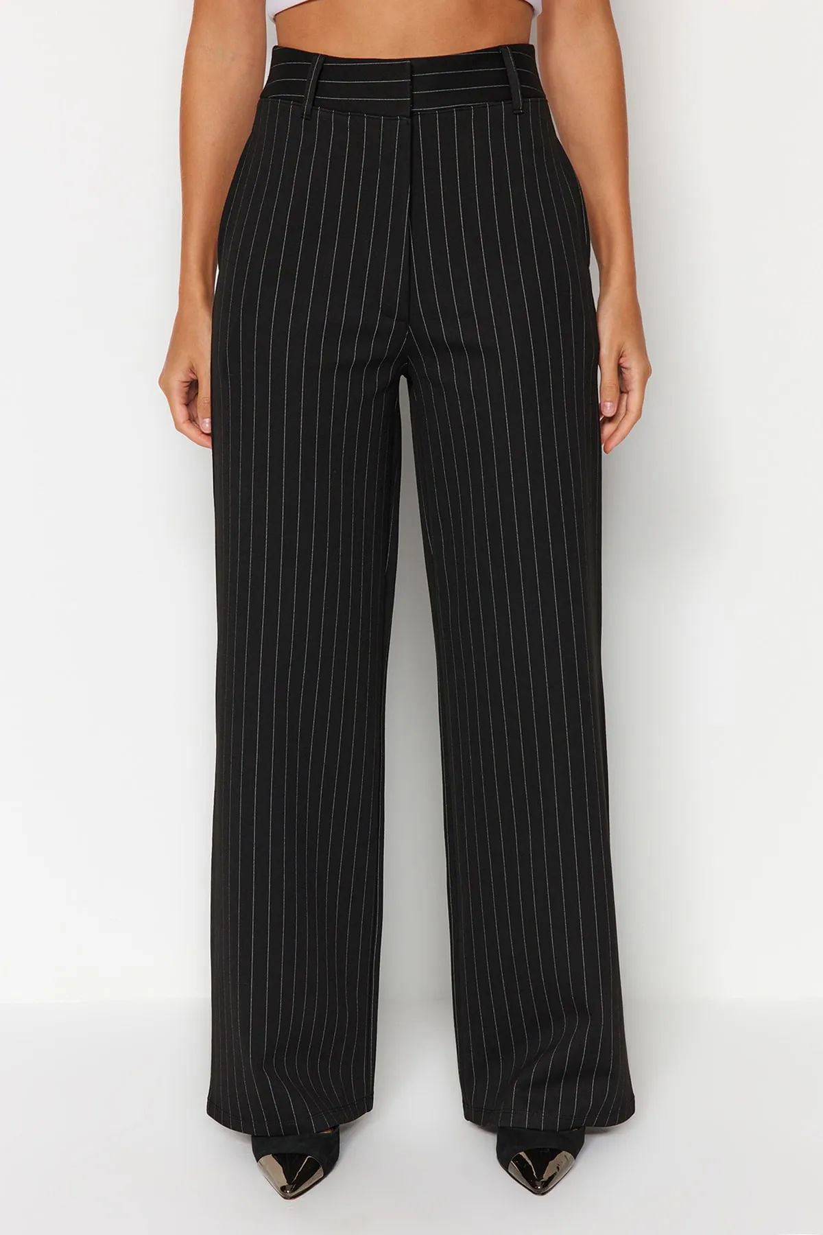 Trendyol Collection  Schwarz gestreifte, gerade geschnittene Strickhose mit hoher Taille TWOAW24PL00222